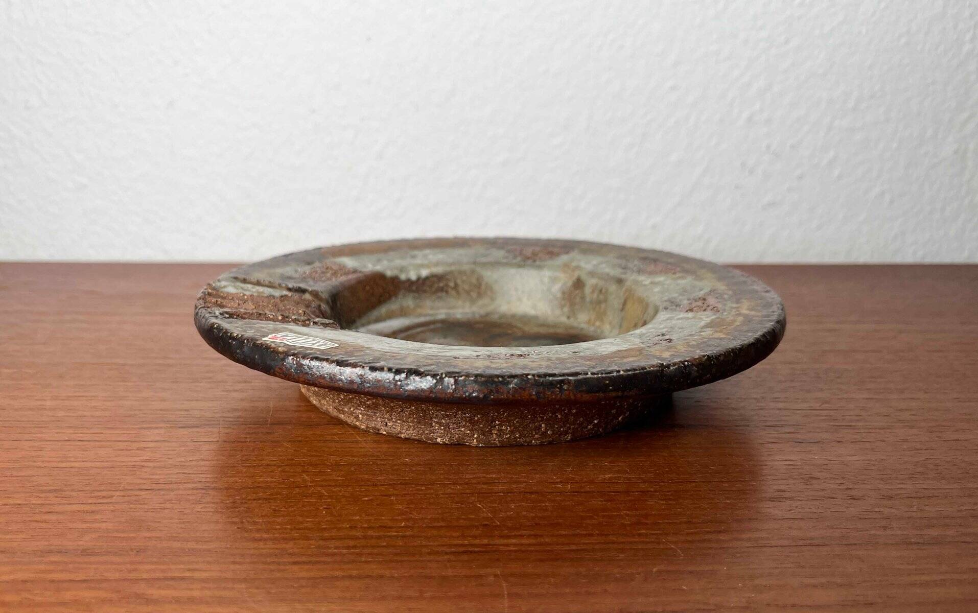 Bowl in studio pottery from mid-century Danish by Aksel Larsen for Axella, 1960s.