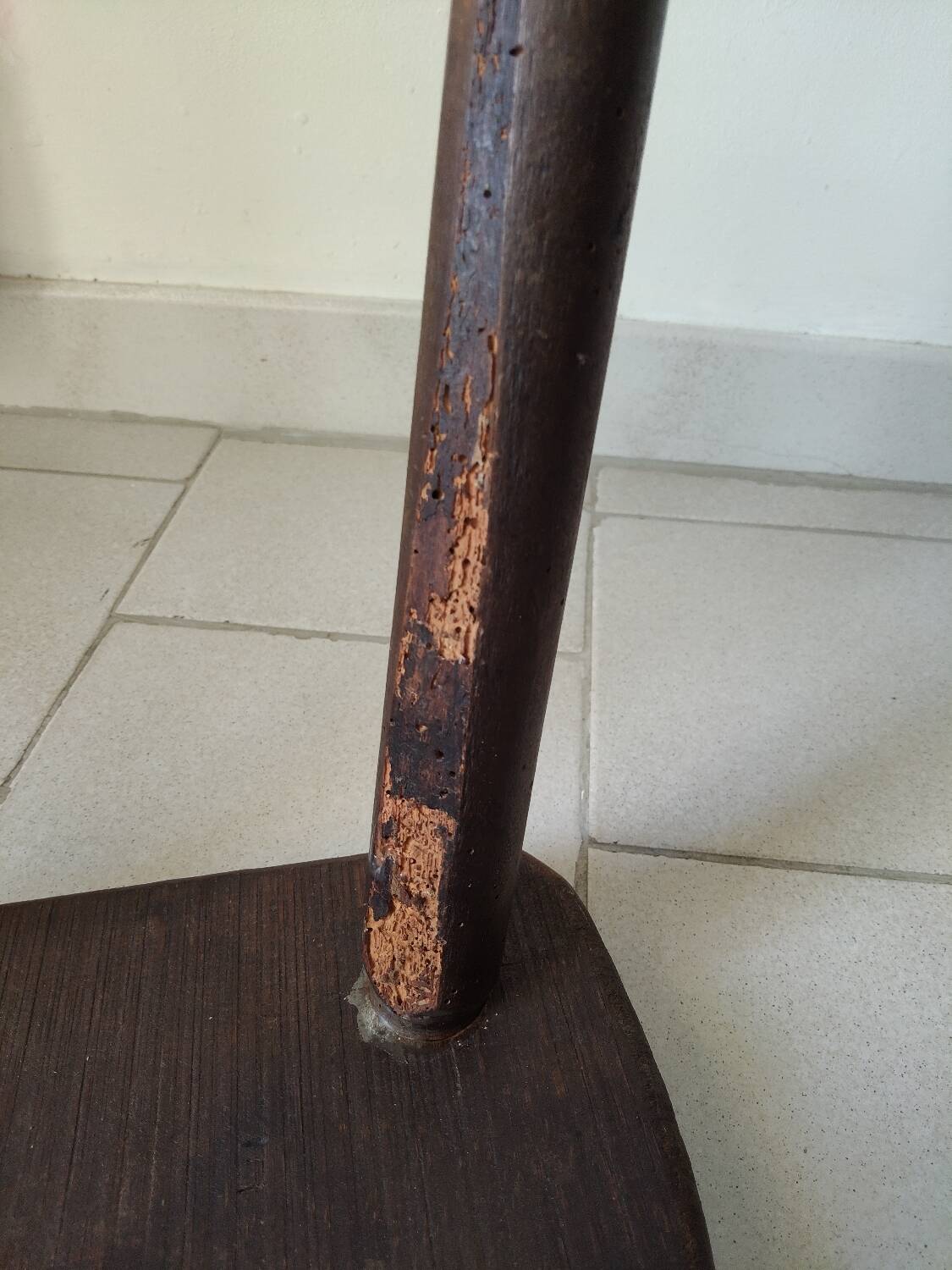 Antique tripod milking stool in solid wood – rustic & patina
