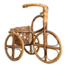 Tricycle porte-plantes en rotin et son panier