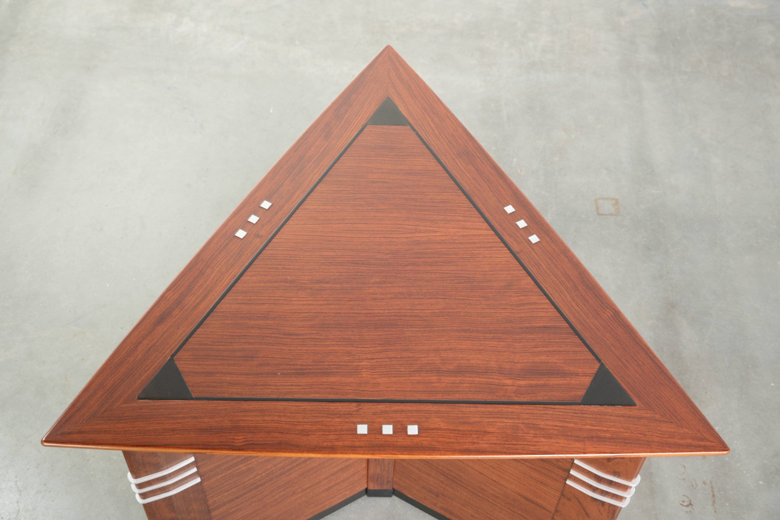 Table basse/table d'appoint en design Art Déco triangulaire