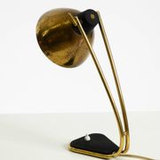 Rare grande lampe de table en laiton de style Mid-Century Modern avec une belle patine.