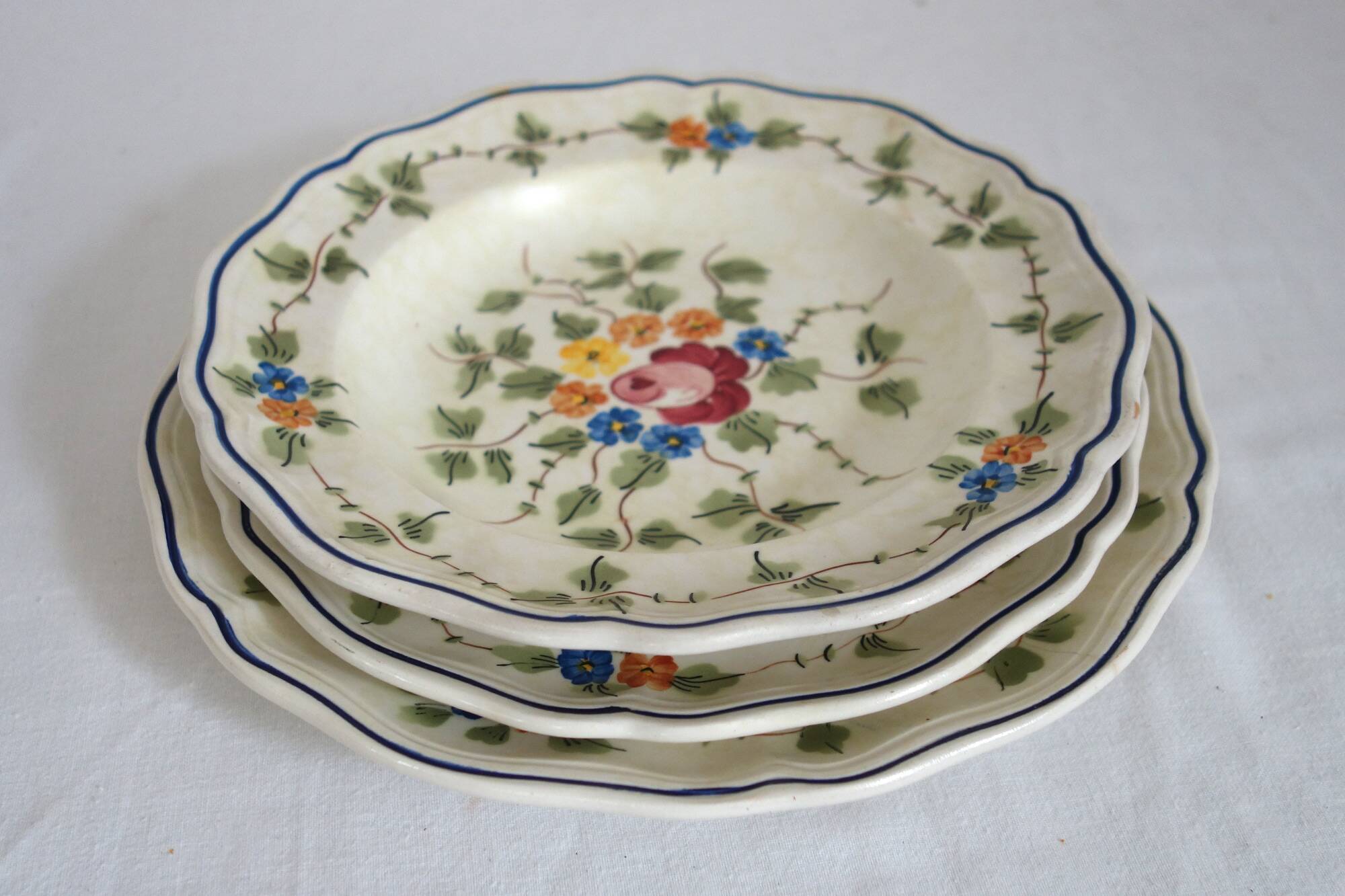 12 anciennes assiettes à dessert Longchamp décor fleuri