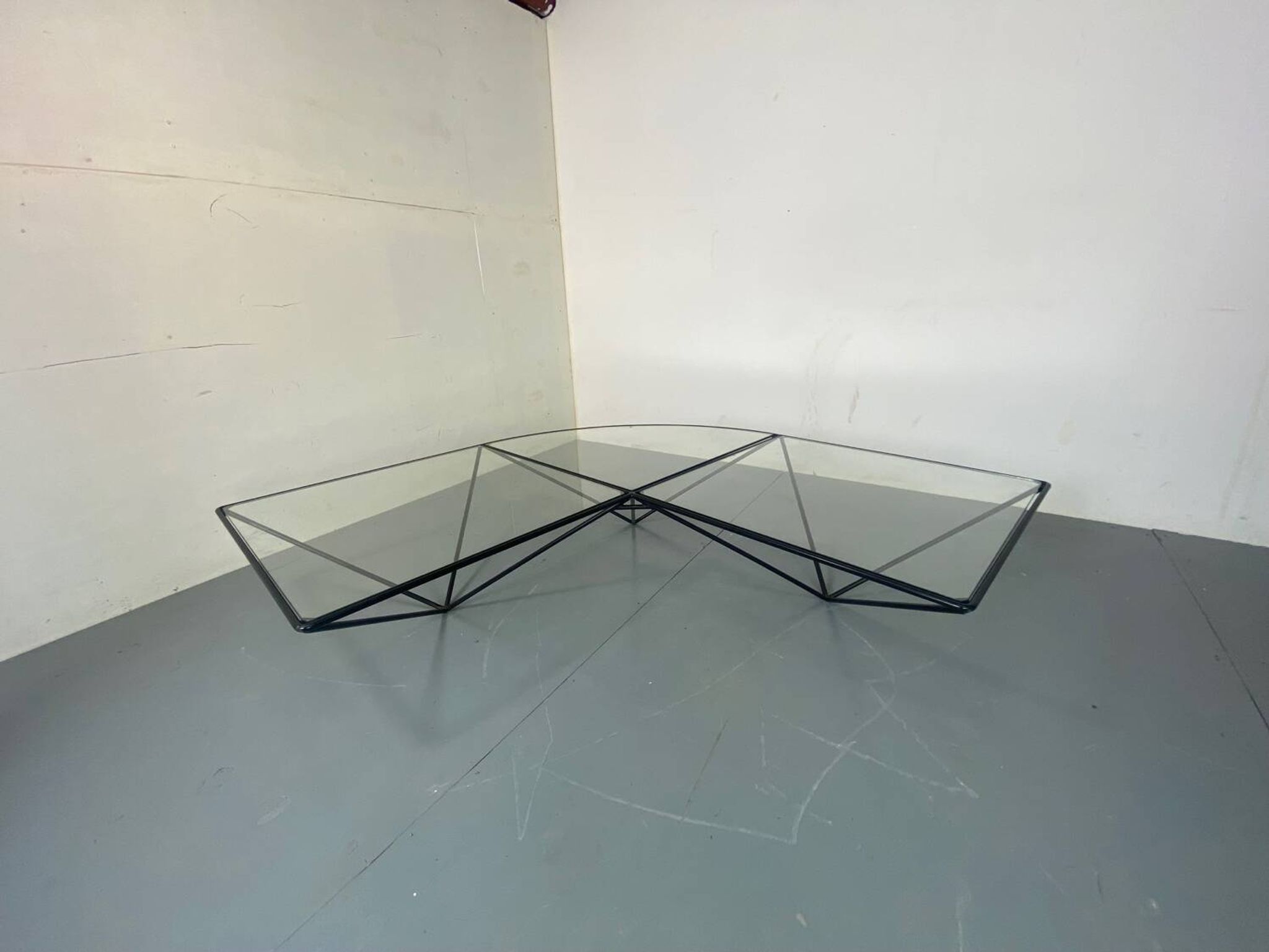 Table Basse Moderniste Furtive en Acier et Verre, Italie, années 1980