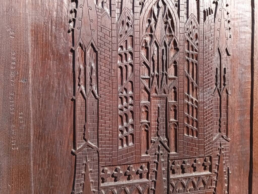 Grand panneau sculpté façade cathédrale Caudebec