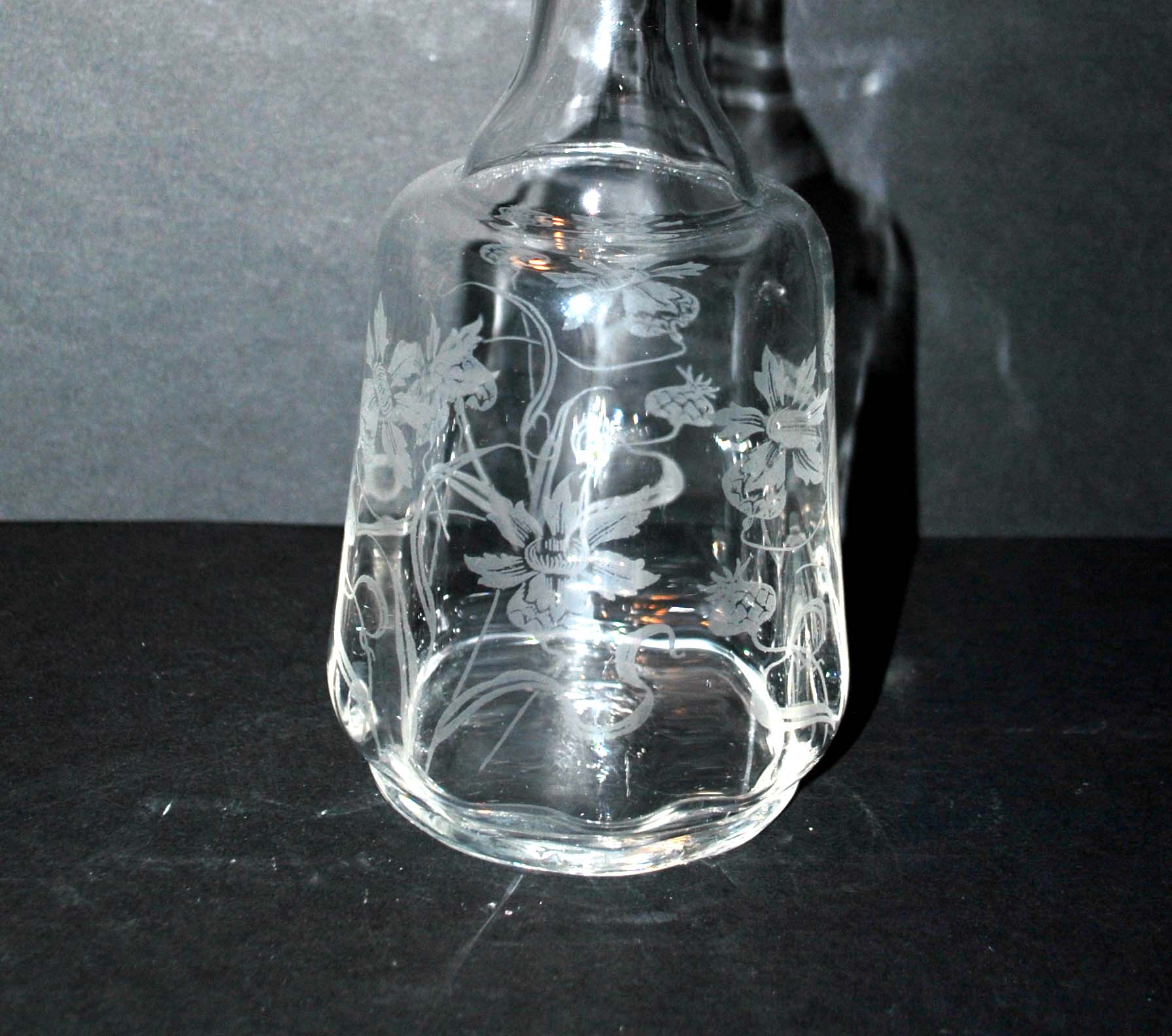 Carafe Art Nouveau en verre soufflé gravé à l'acide - décor de chardons ondulants 1900