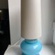 Lampe avec pieds en opaline bleu et abat-jour conique texturé années 60-70