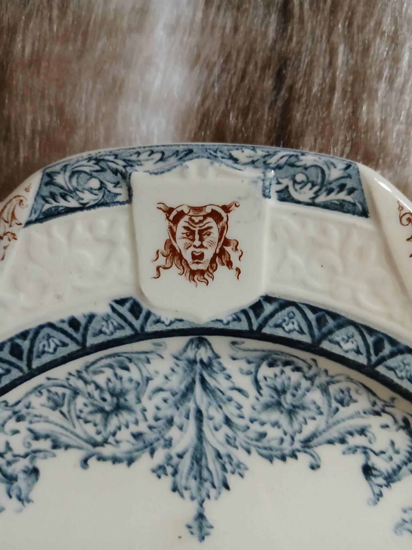 2 assiettes anciennes en Terre de fer Longchamp 