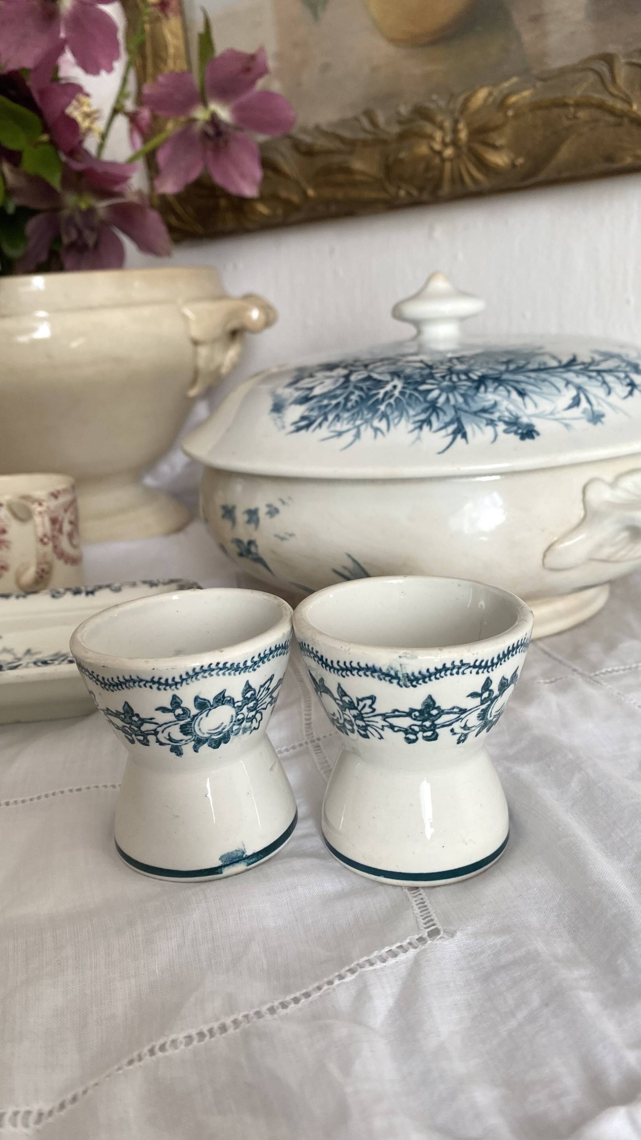 Diabolo egg cups in iron earth