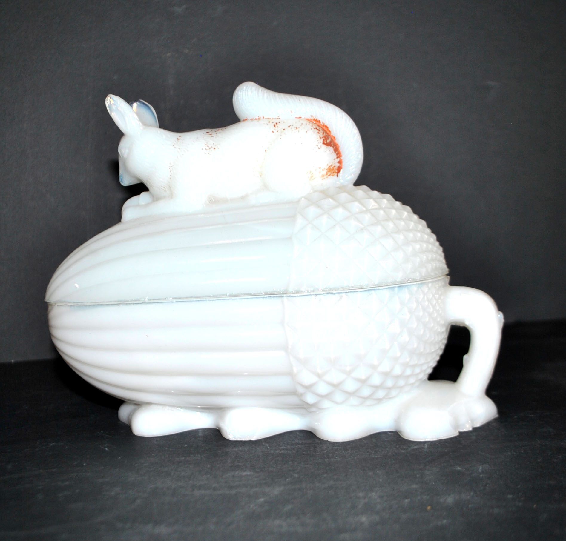Sucrier écureuil en opaline blanche Vallerysthal, 1910