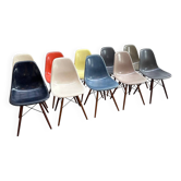 Ensemble de 10 chaises DSW en fibre de verre et noyer, Charles et Ray Eames, Herman Miller, années 60-70.