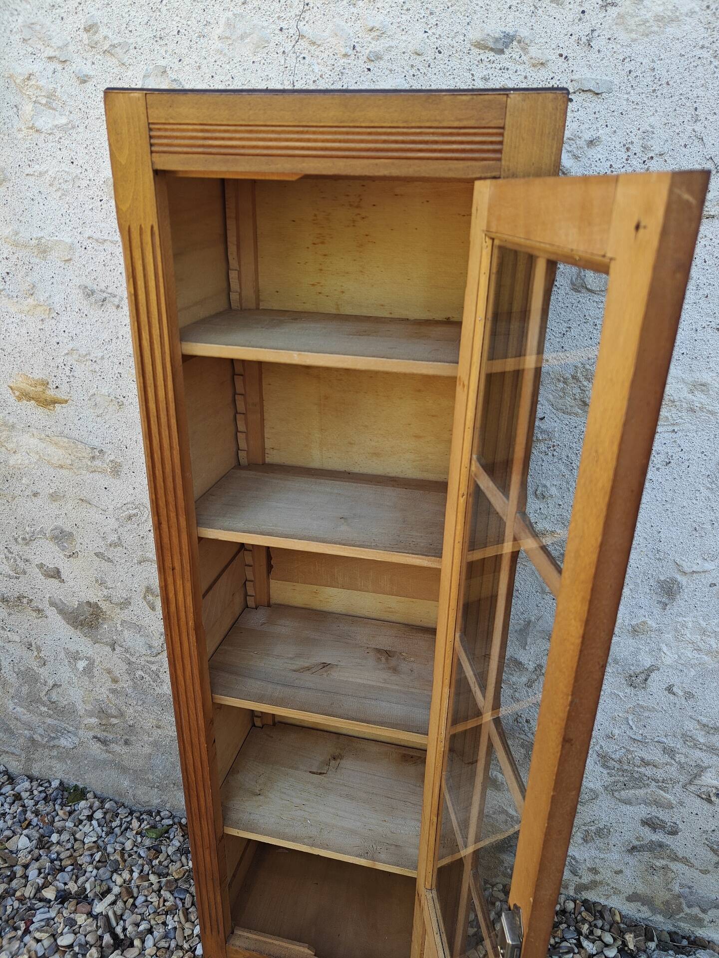 Showcase an old door, small bookshelf.