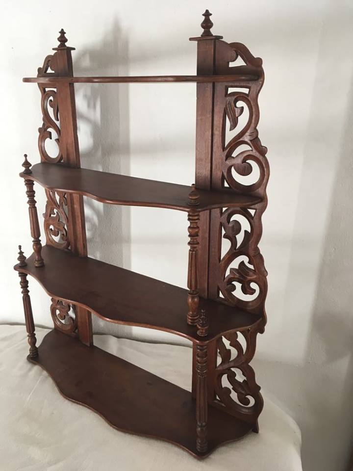 Shelf wood at four levels to volutes