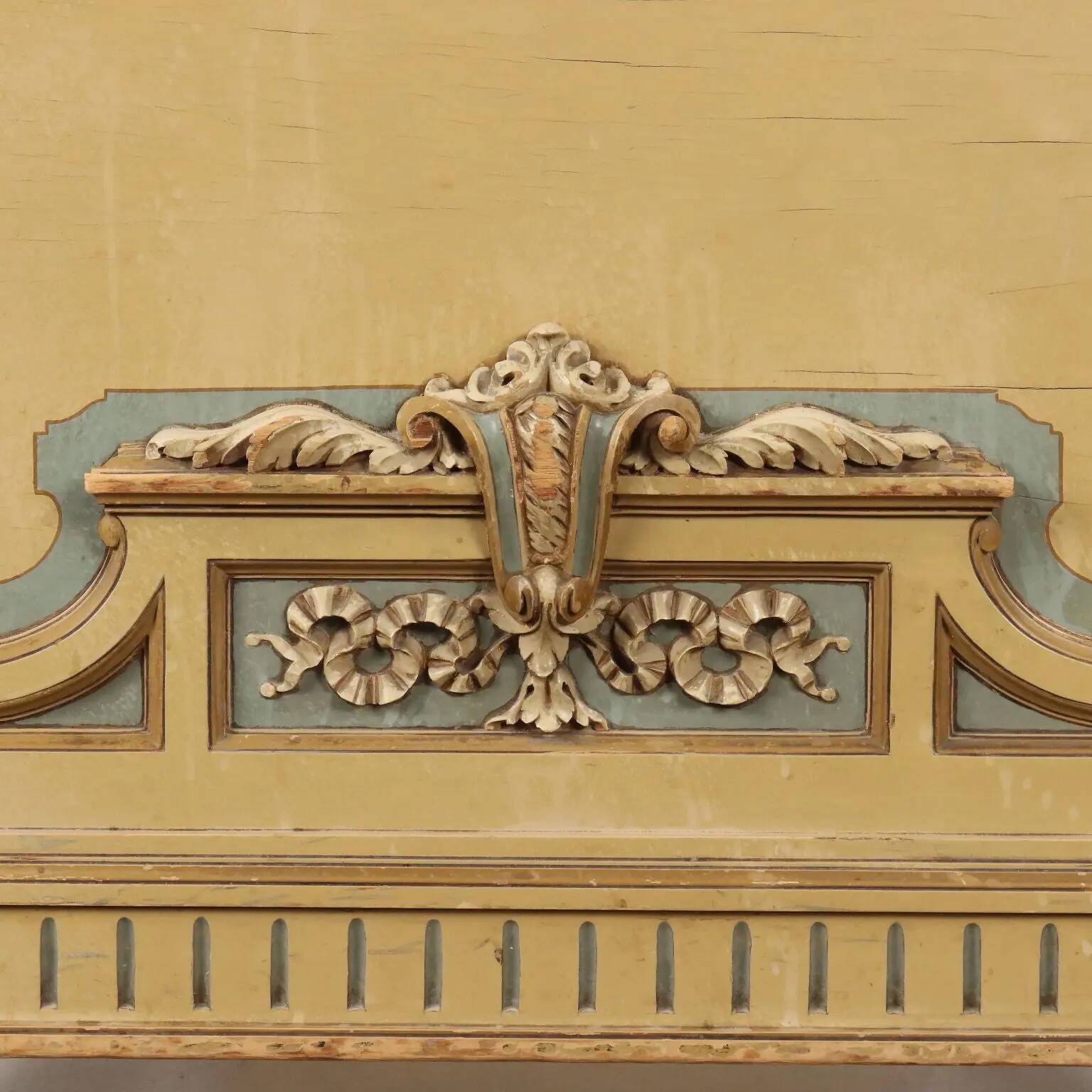 Lit ancien de style néoclassique en hêtre laqué, manufacture Luigi Gatti, XXe siècle