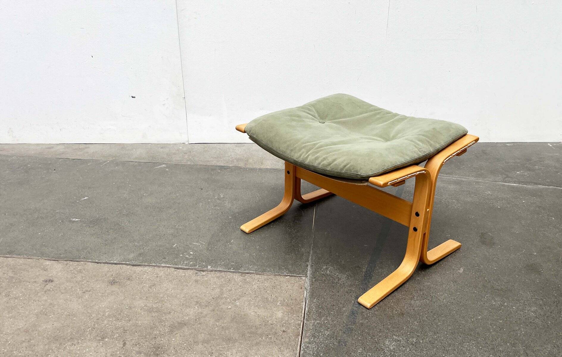 Mid-century Norwegian Siesta pouf in nubuck leather by Ingmar Relling for Westnofa, 1960s.