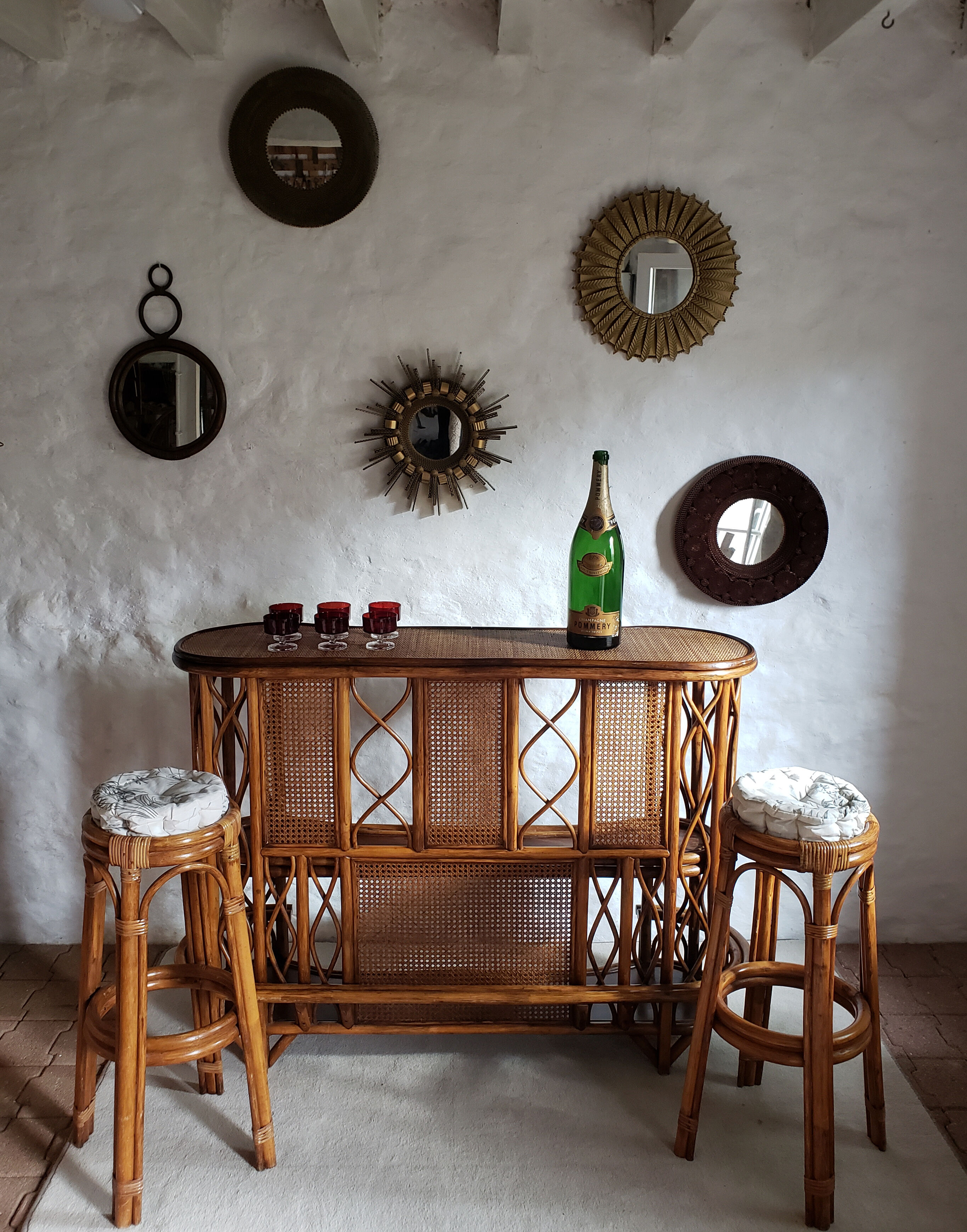 Bamboo bar and its 2 stools
