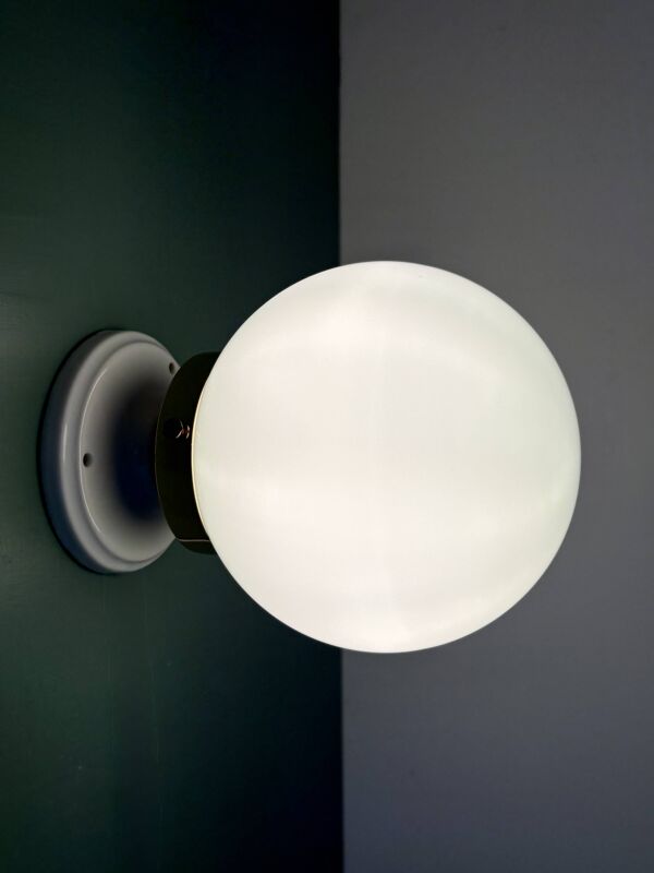 Applique ou plafonnier globe vintage en opaline blanche