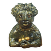 Sculpture en argile de mère nature tenant des œufs, art figuratif moderne vintage