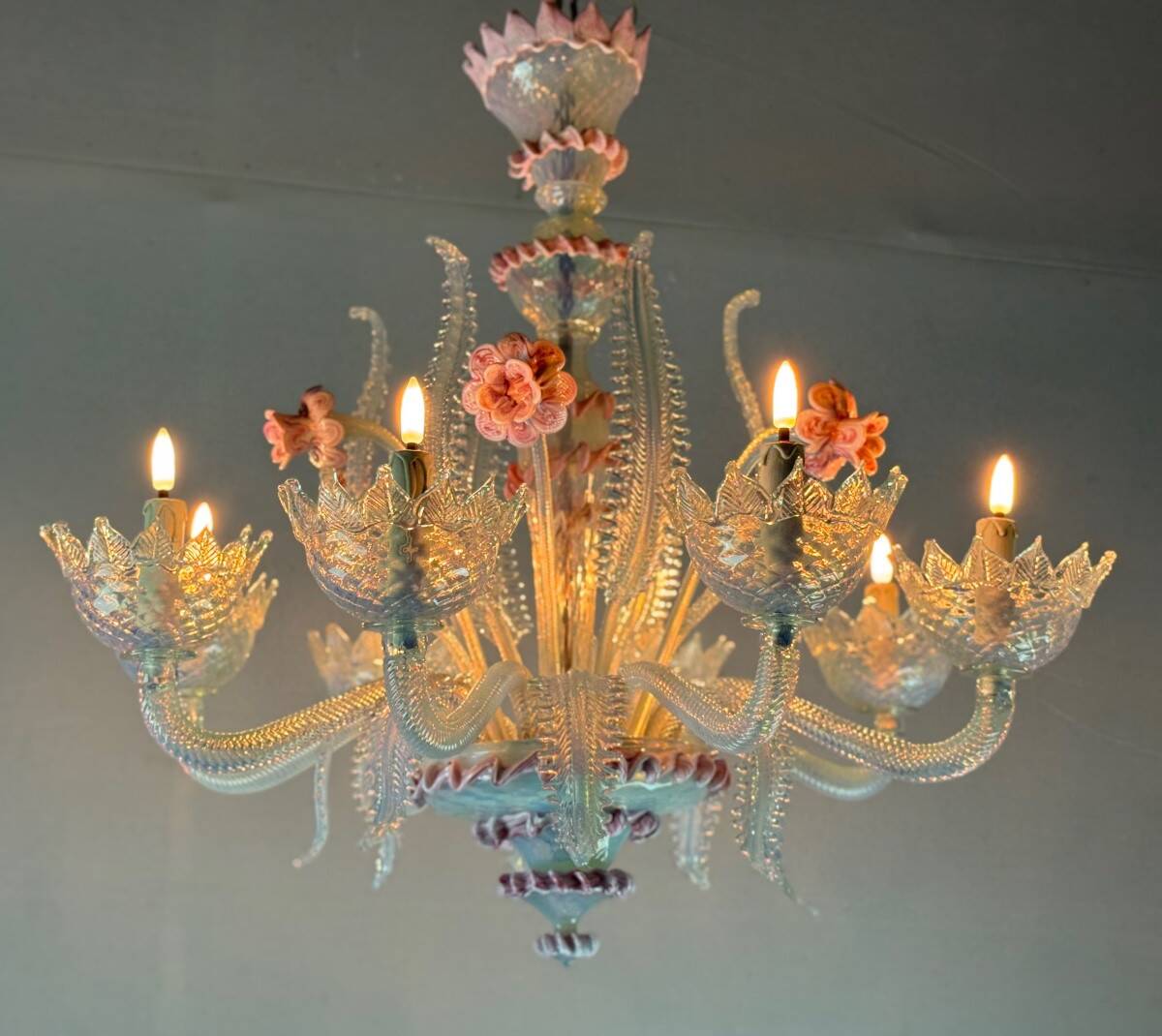 Venetian chandelier in blue and pink Murano glass, 8 light arms, circa 19