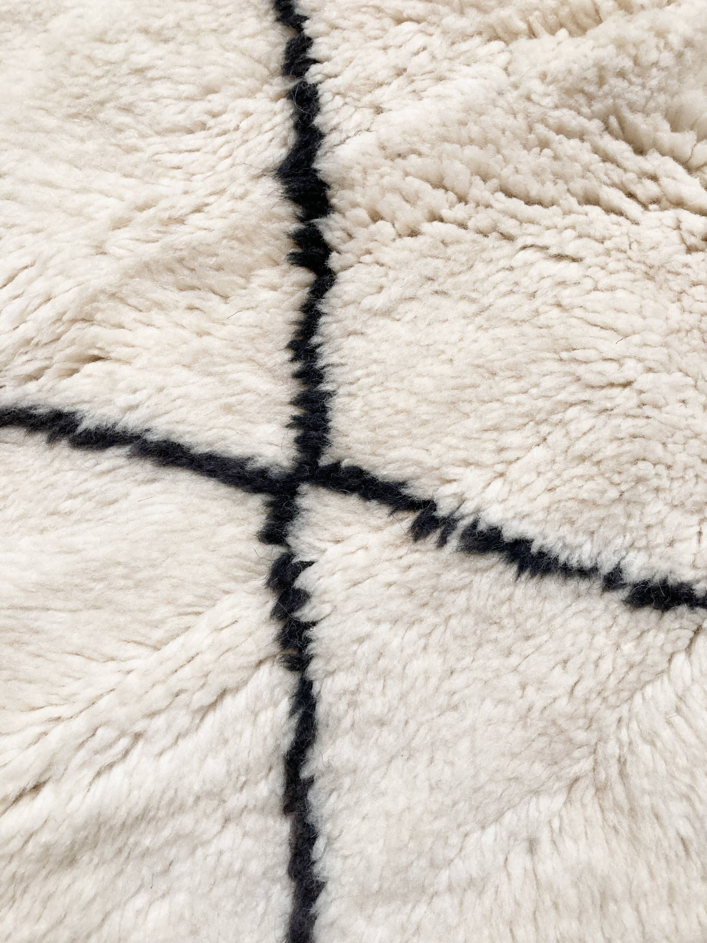 Moroccan Berber carpet m'rirt ecru black diamonds 3,72x3,10m