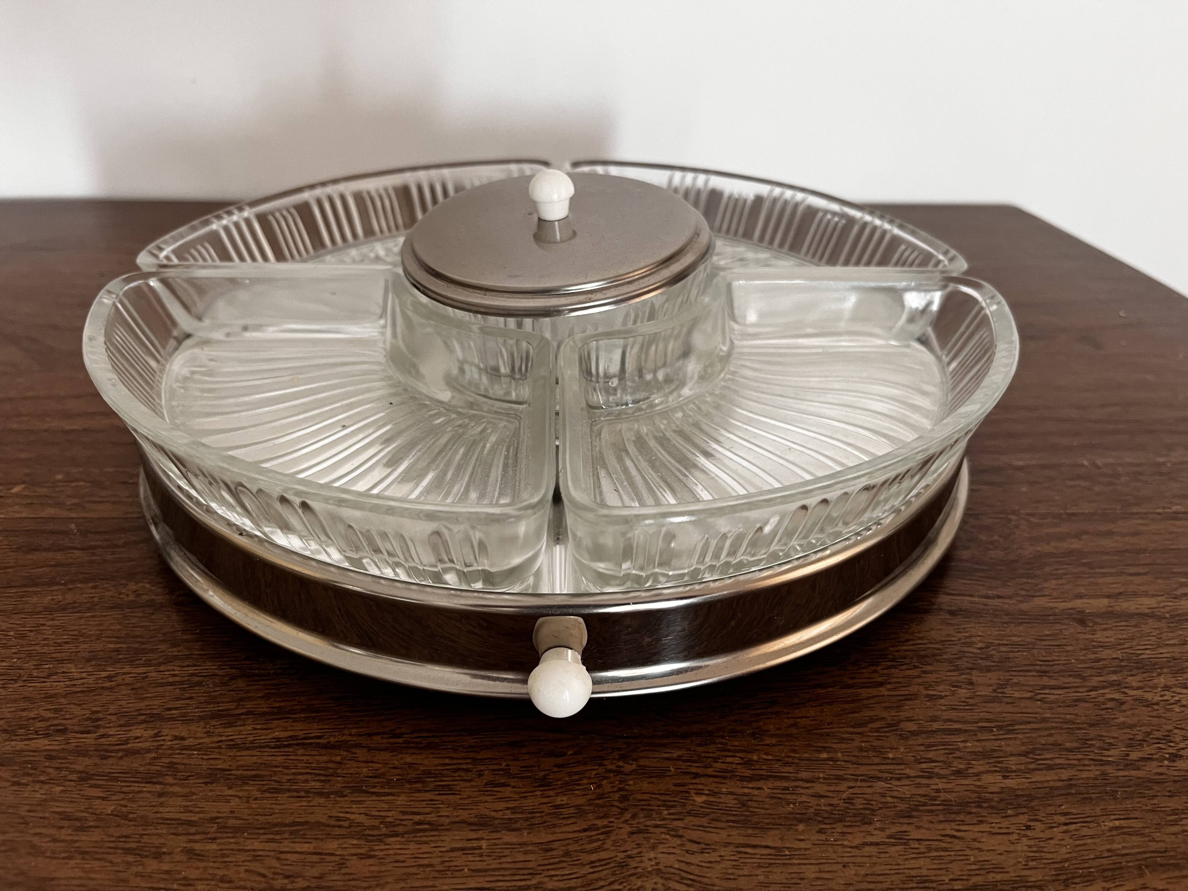 Serving dish on a mirror tray