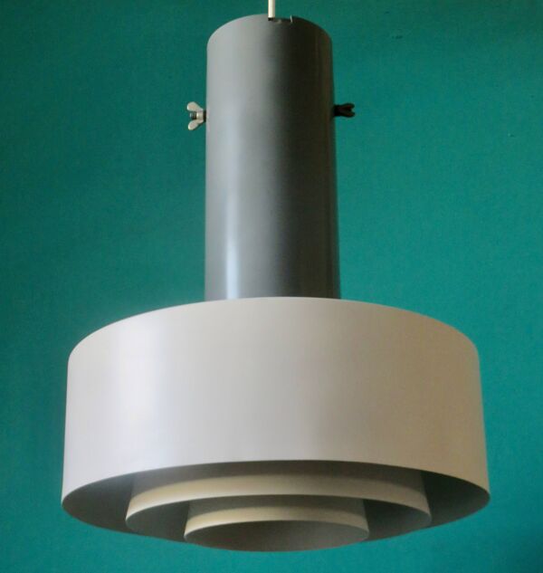 Grande suspension industrielle en métal laqué antracite et blanc. Danemark 1960