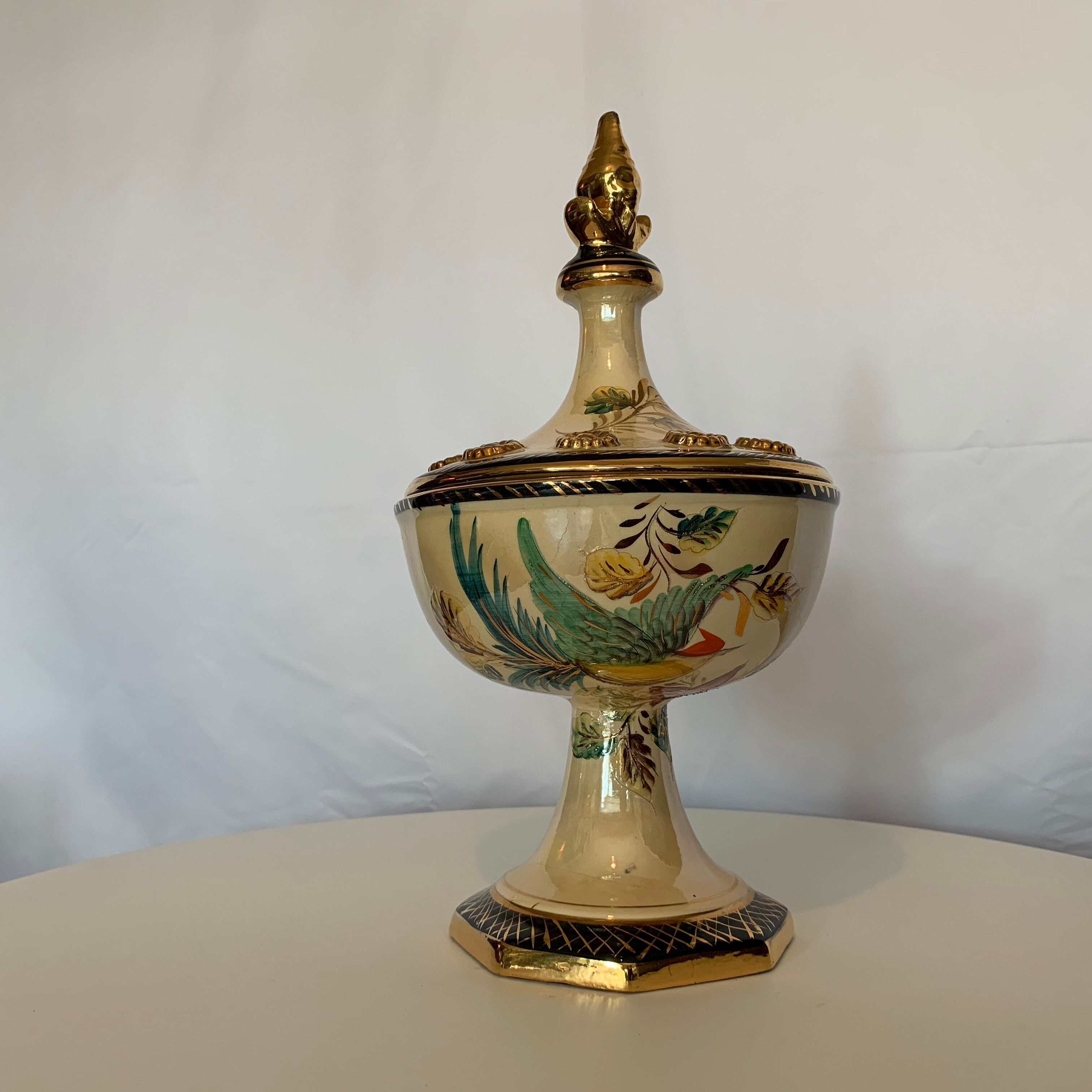 Covered dish on bequet
