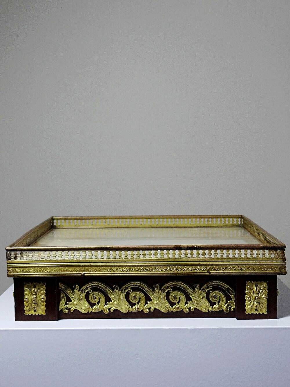 Antique wooden saddle-shaped plateau, gilded metal and onyx, circa 1900.
