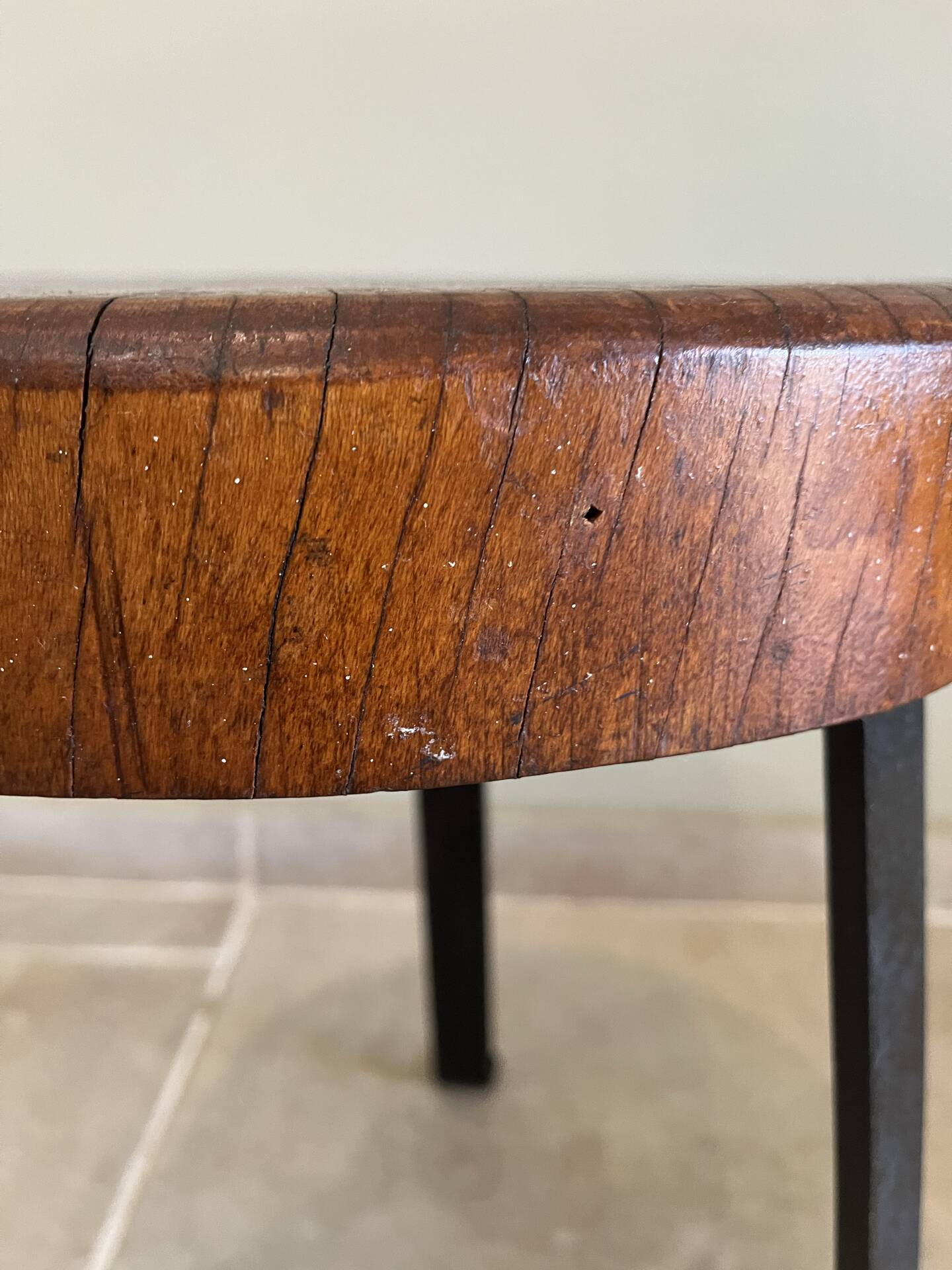 Tabouret tripode brutaliste