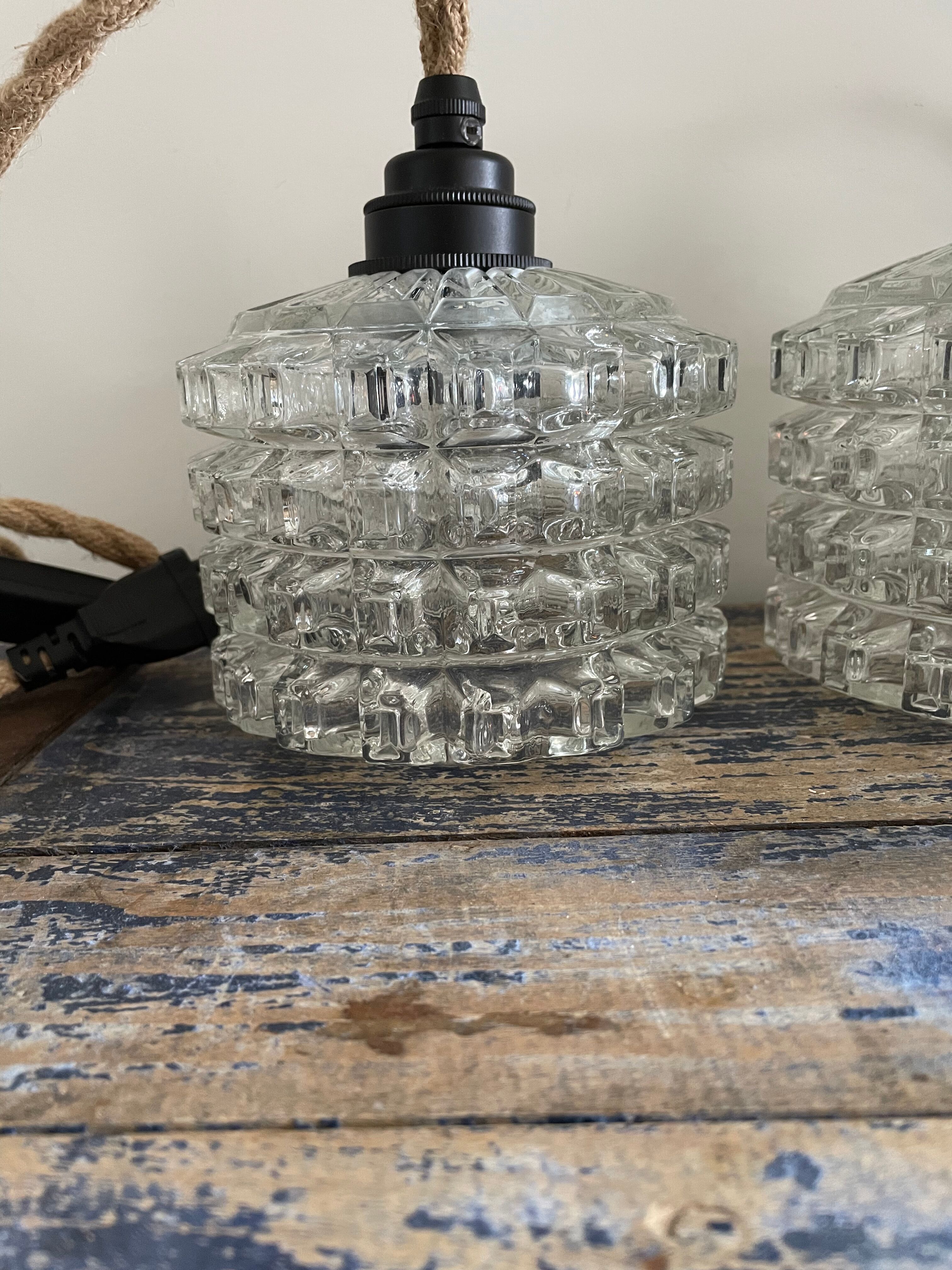 Lot de deux baladeuses vintage en verre ciselé électrifiées à neuf