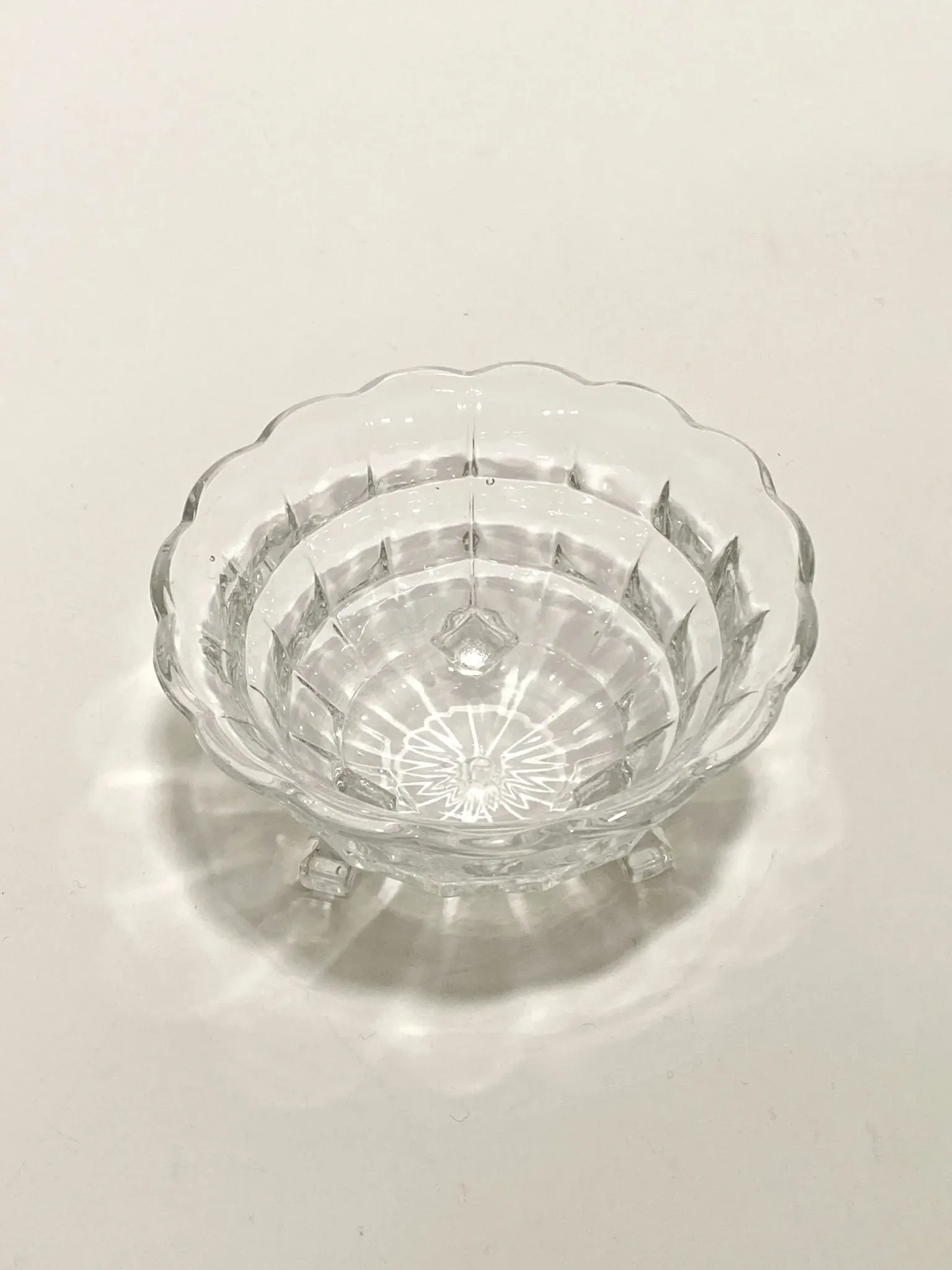 Bonbonnière tripode en verre ciselé