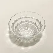 Bonbonnière tripode en verre ciselé
