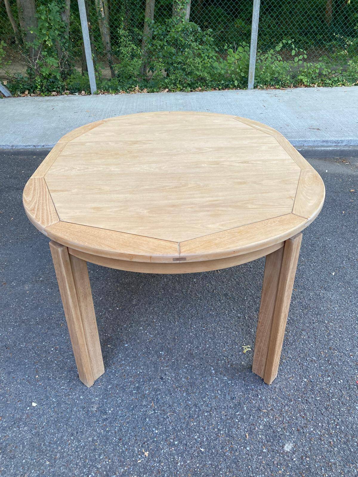 Table à manger scandinave ronde extensible décapée en chêne brut 1970