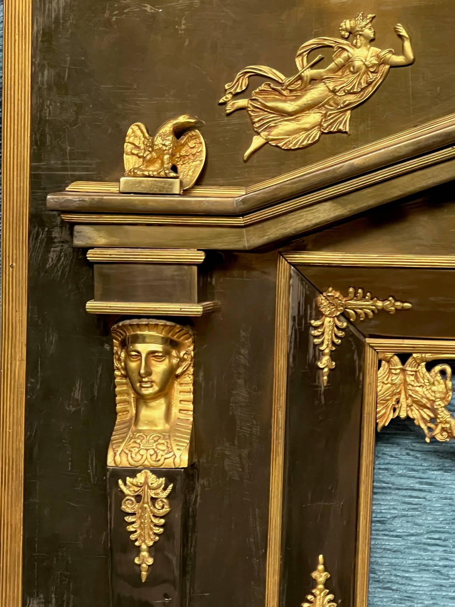 Décoration de cheminée de style Empire.