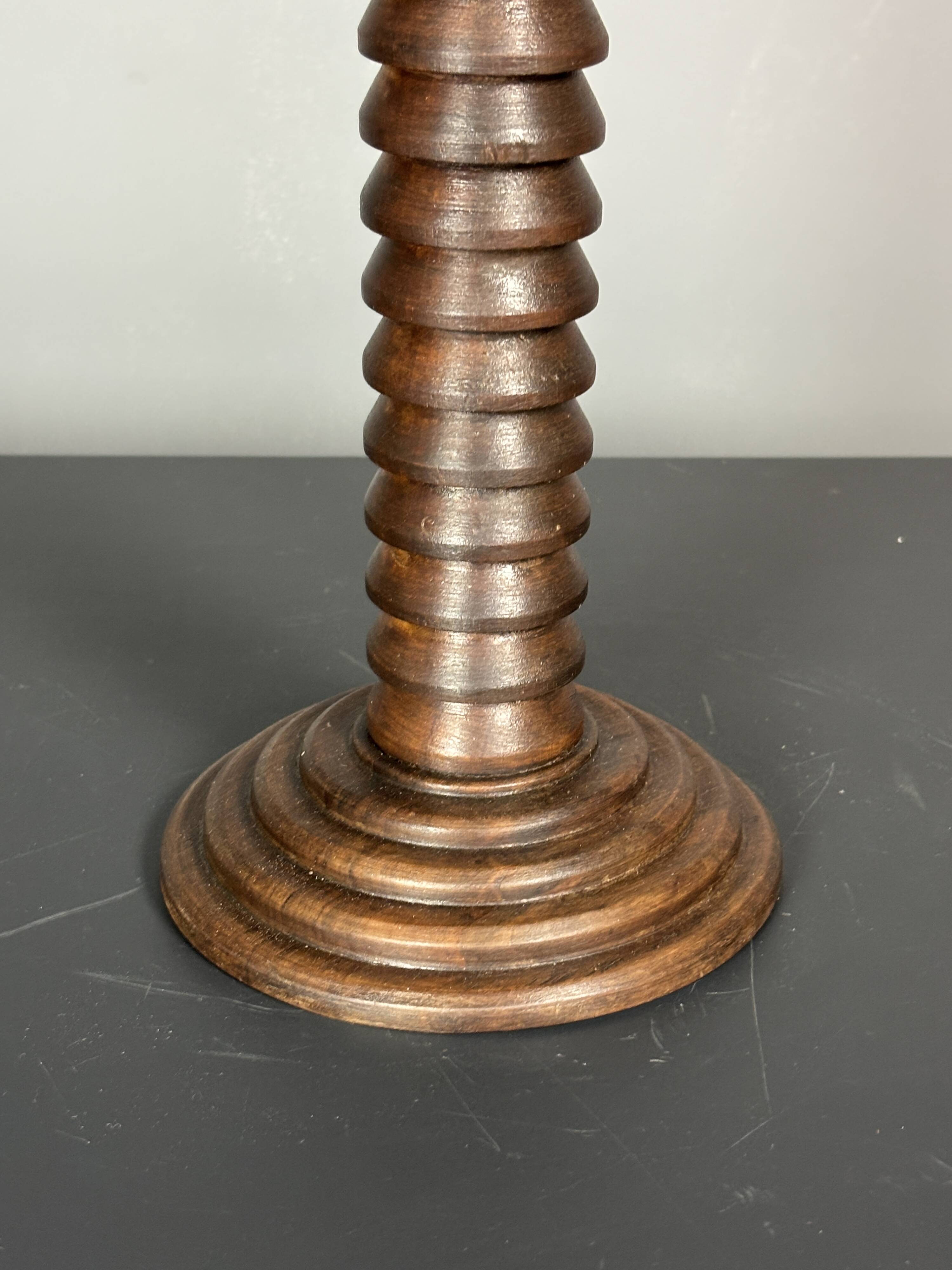 Lampe de table en bois tourné brutaliste du milieu du siècle dans le style de Charles Dudouyt, années 1950.