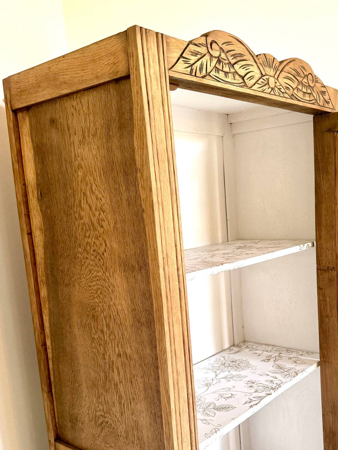 Armoire parisienne vitrée