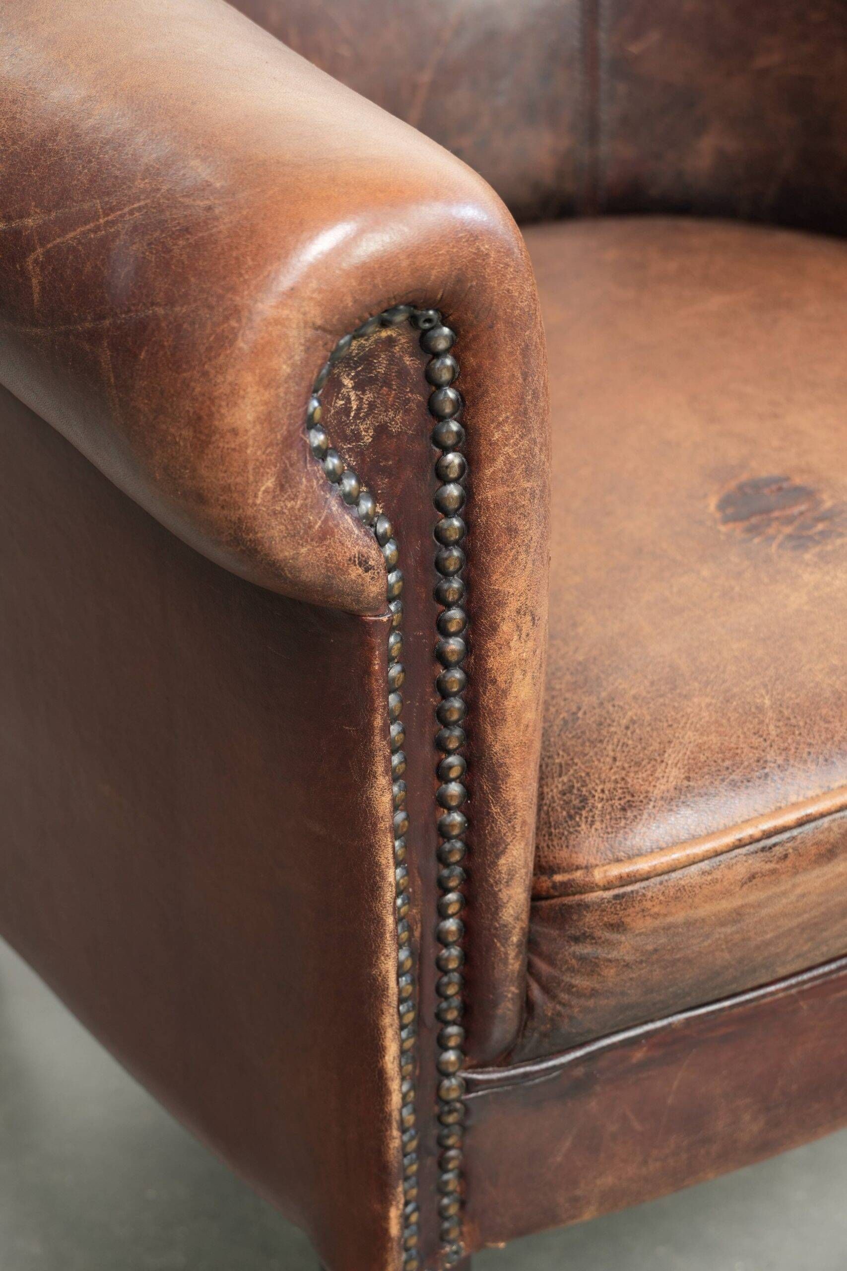Sheepskin club armchair with patina in a subtle size and a vintage look