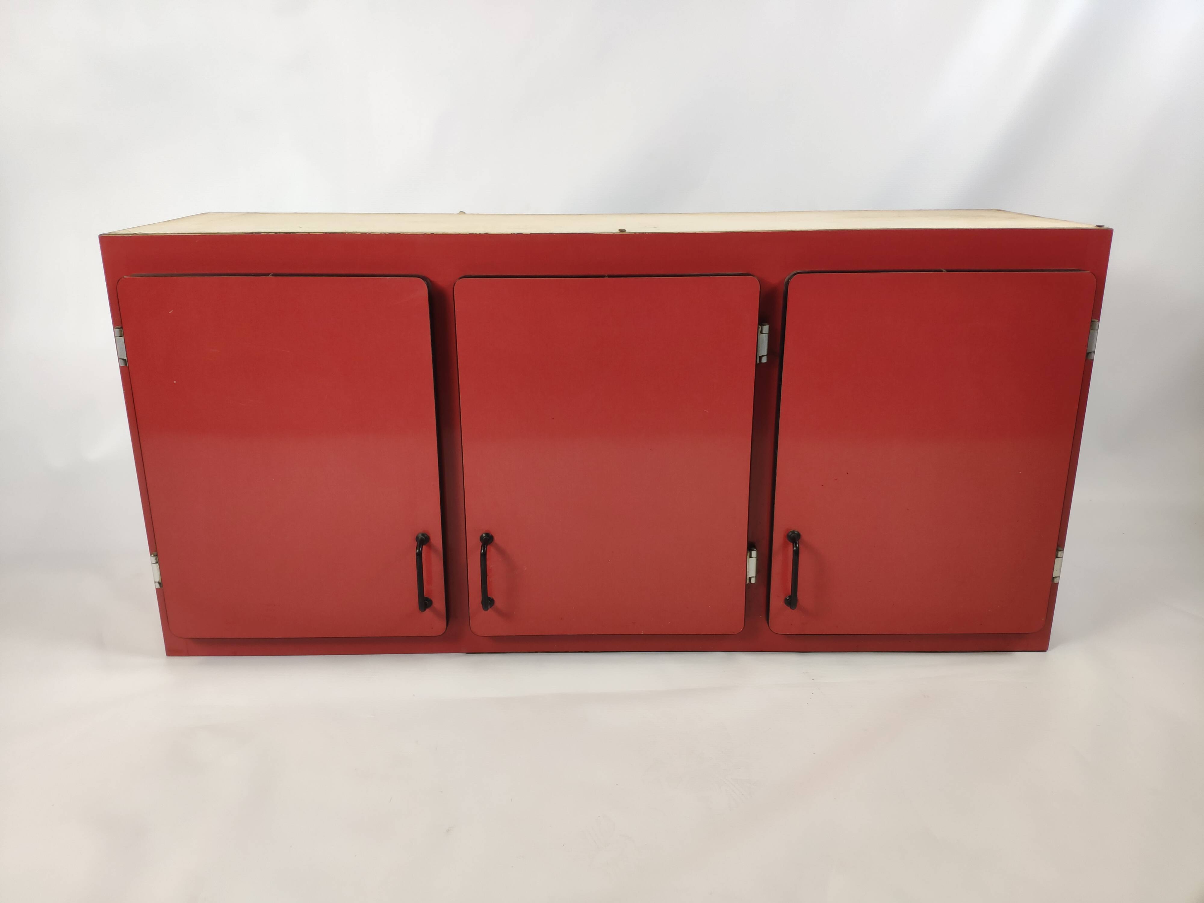 Meuble haut de cuisine en formica rouge