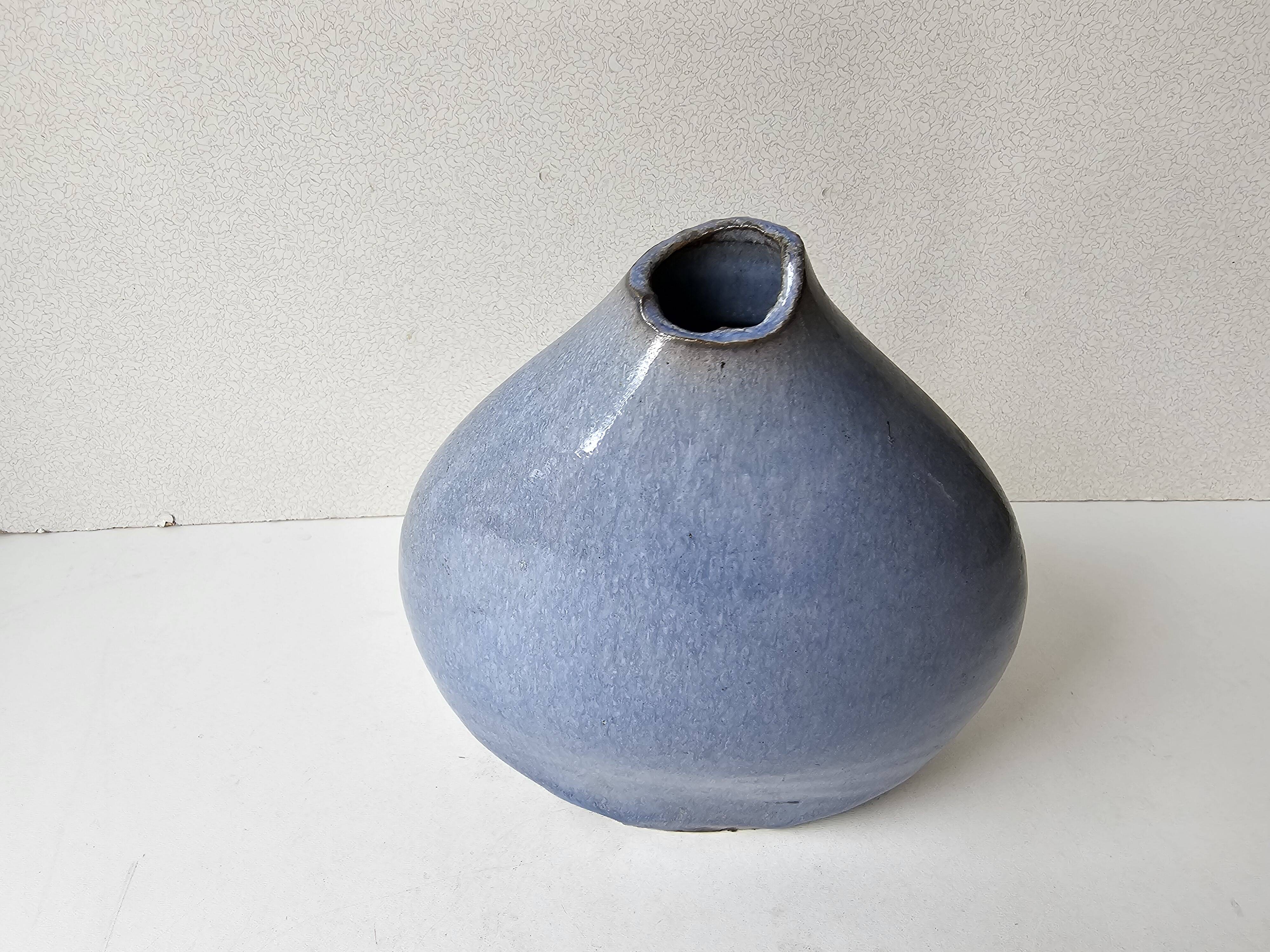 Free-form blue glazed ceramic vase - Height 17cm