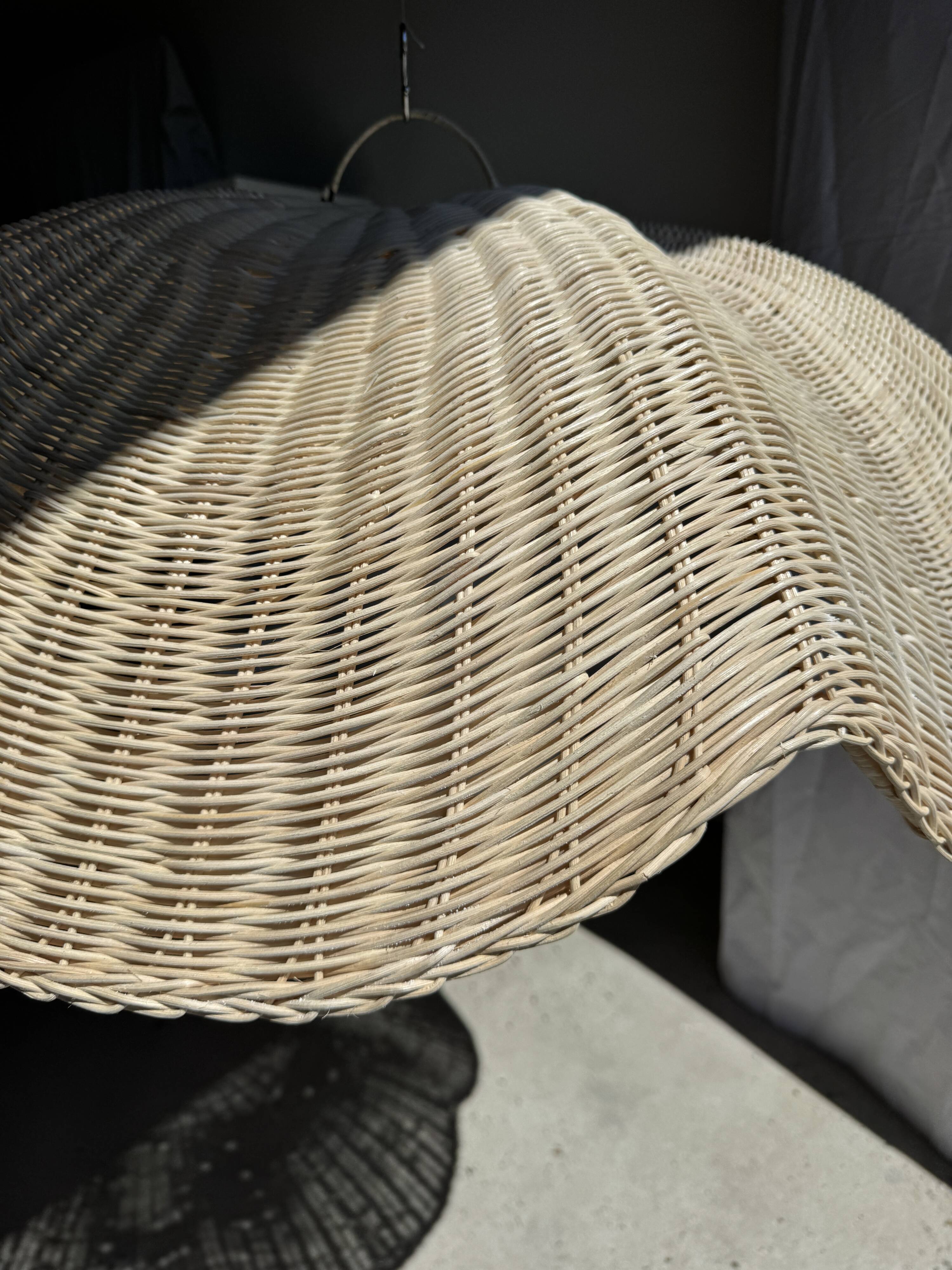 Large suspension or lampshade in flat woven tulip flower rattan H35 D