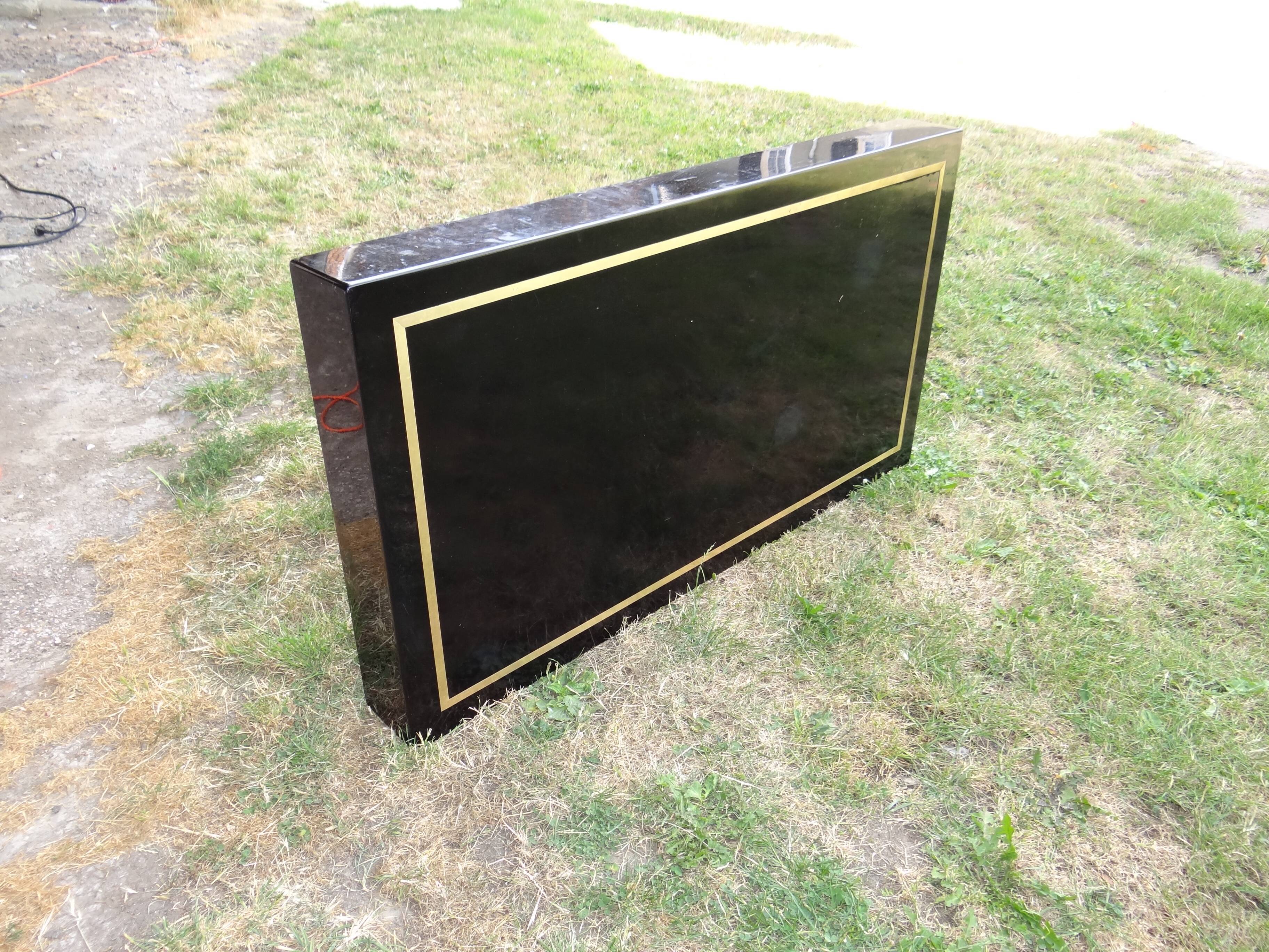 Table basse par Jean Claude Mahey laque et filet de laiton