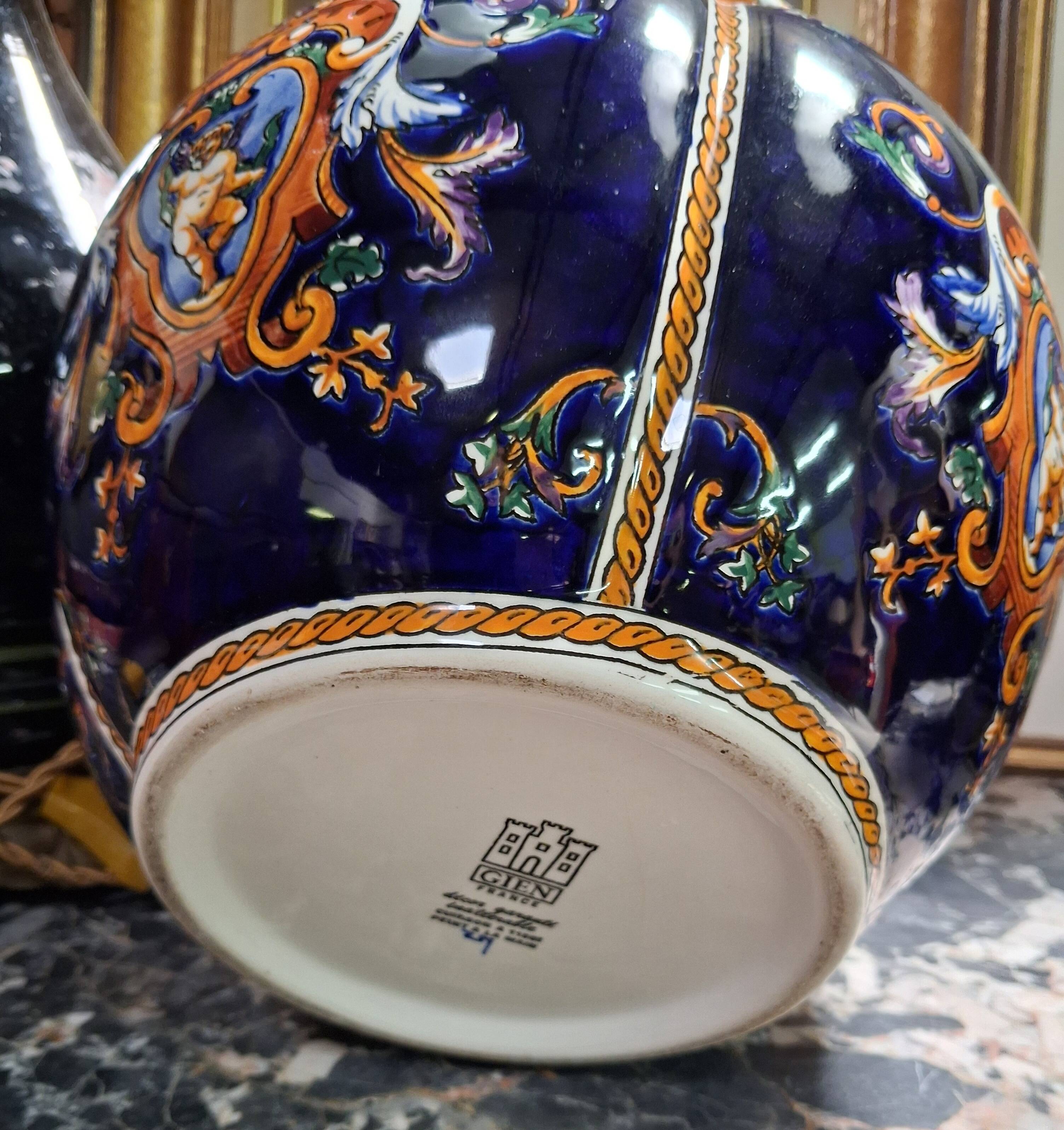 Gien : Cache-pot en faïence émaillée à décor héraldique – style Renaissance
