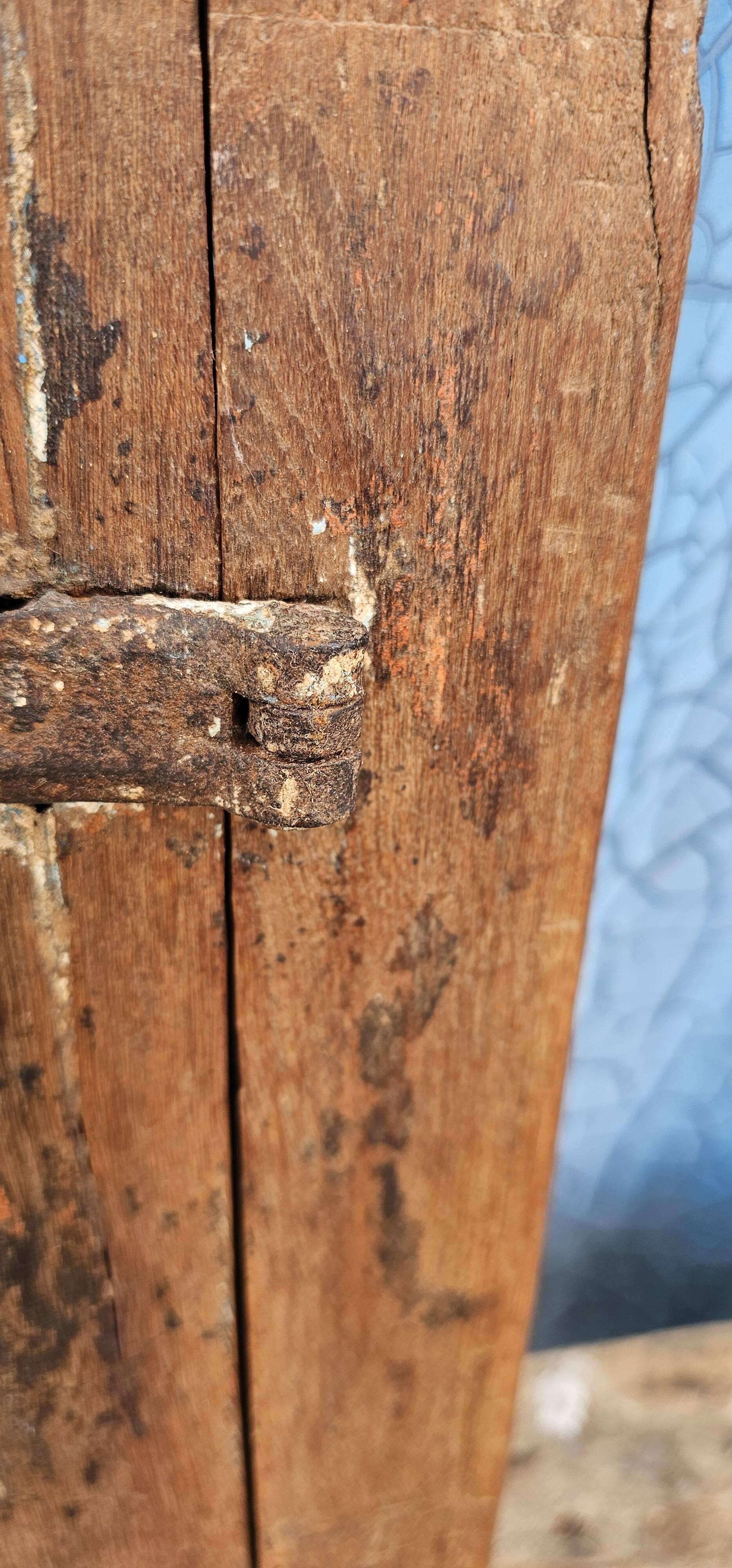 Ancienne fenêtre tribale en bois