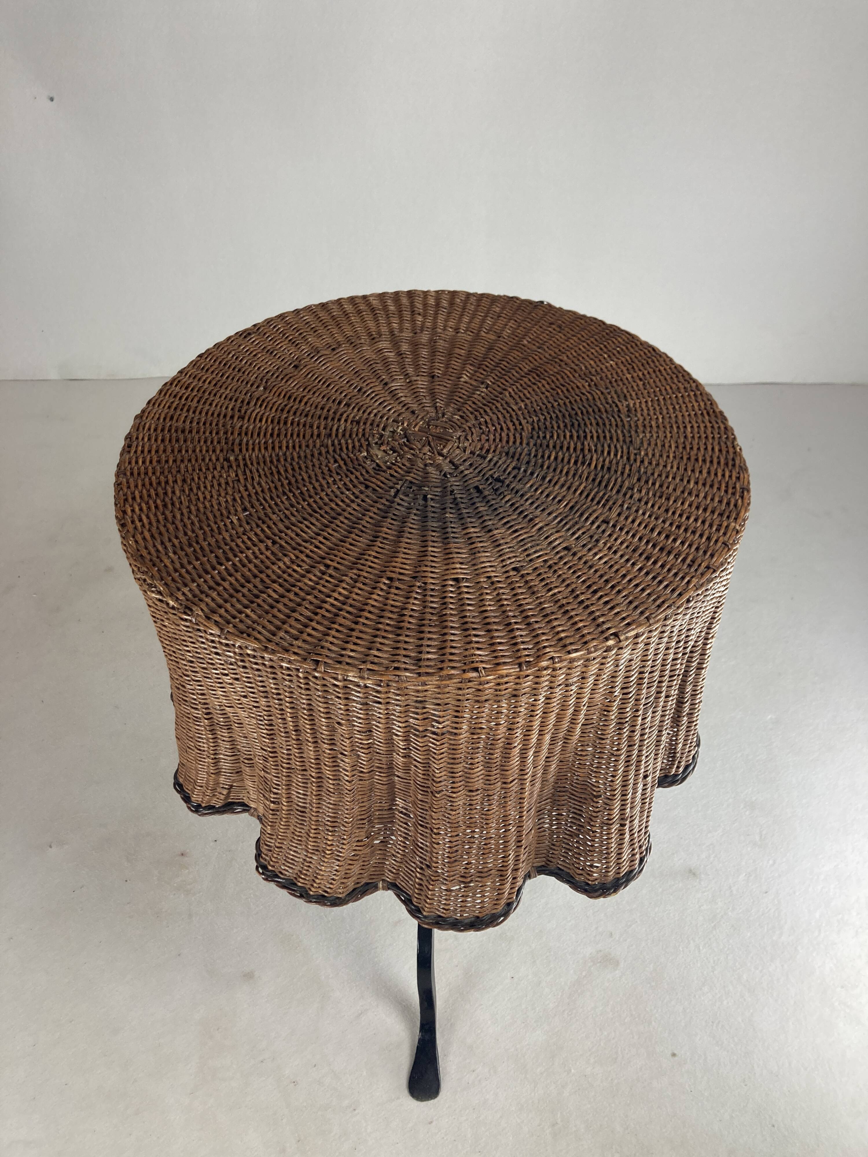 Table d'appoint ondulée en trompe-l'oeil en osier et rotin, 1960