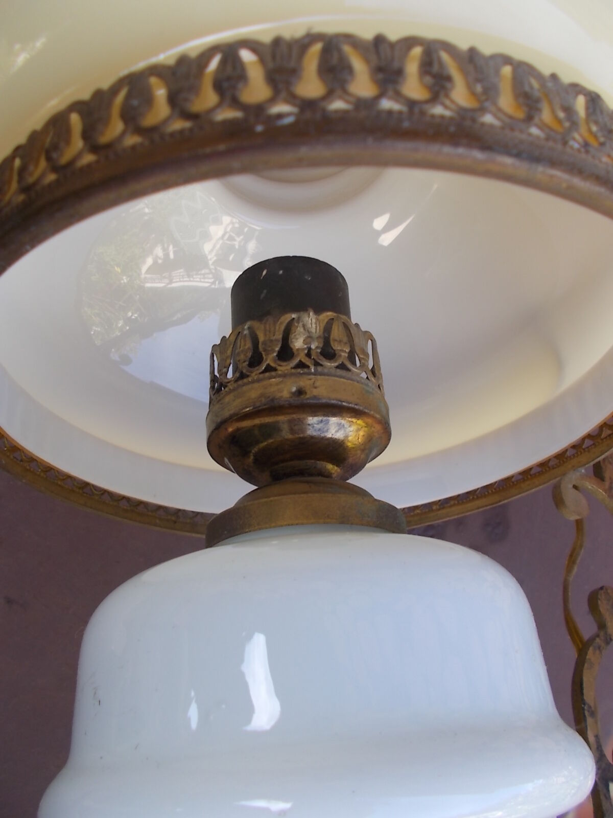 Suspension in white opaline