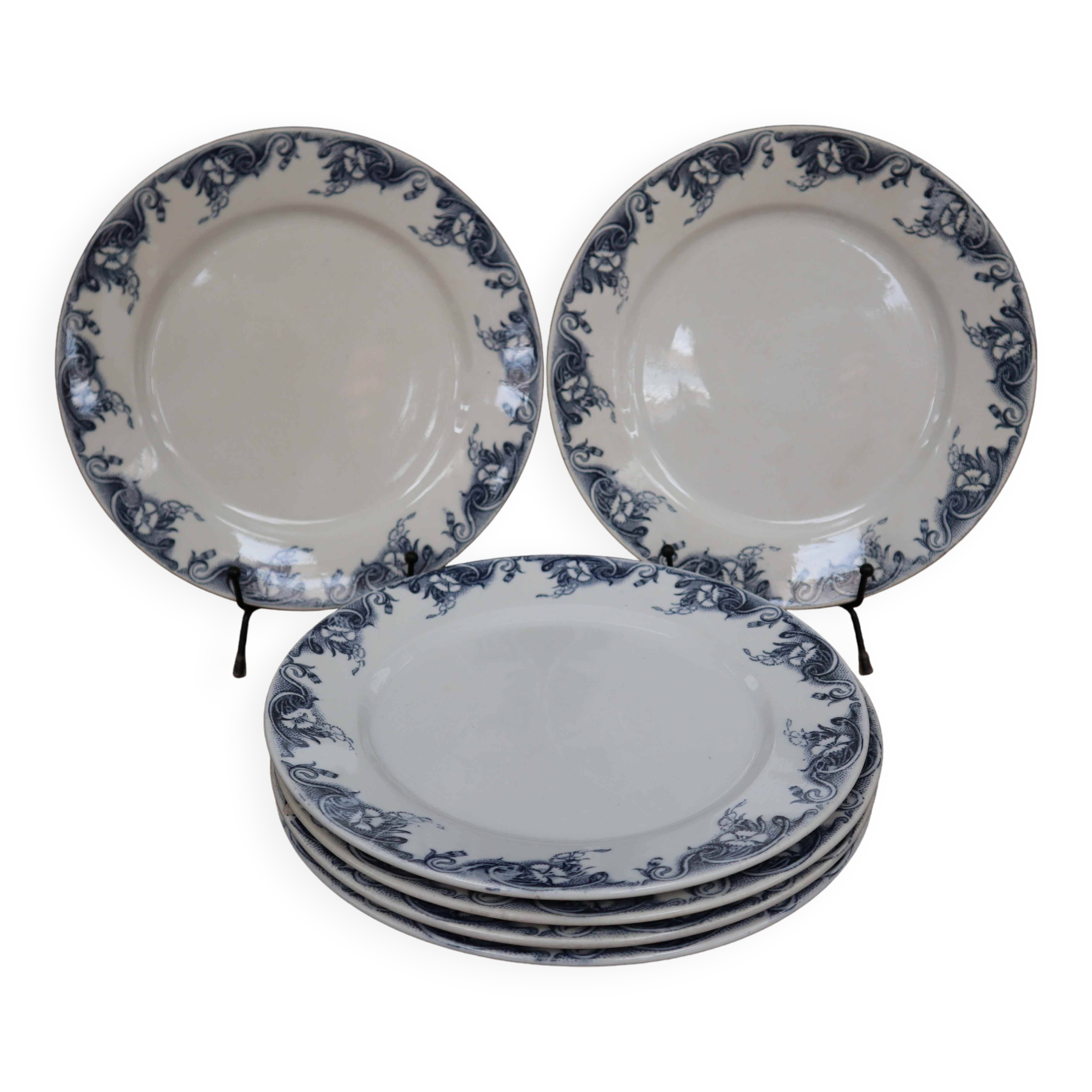 Flat plates in old earthenware with lions of France "Pernelle"