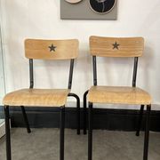 Paire de chaises d'école rénovées motif étoile