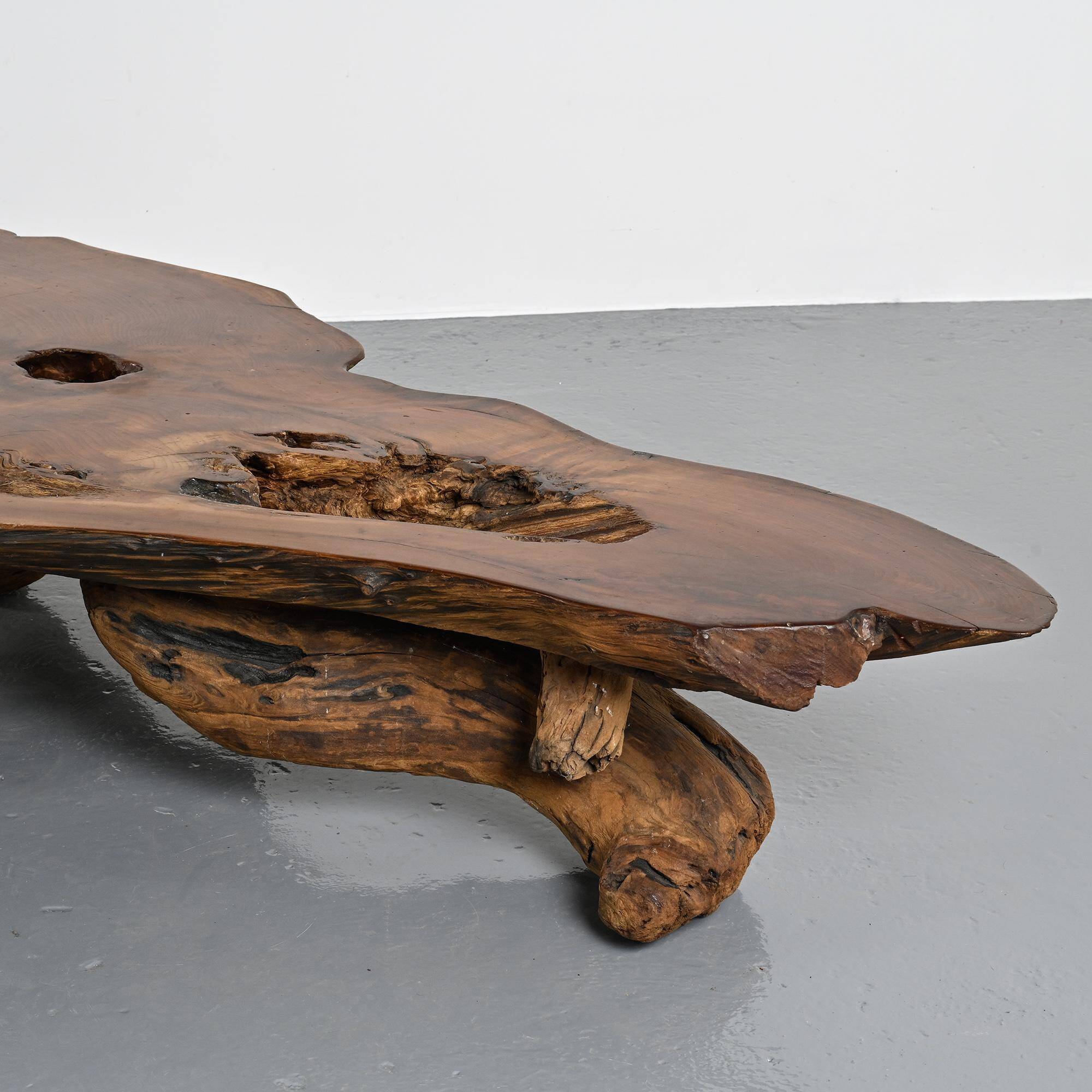 Coffee table made from sequoia root, American craftsmanship, Redwood Park, California, around 1970.