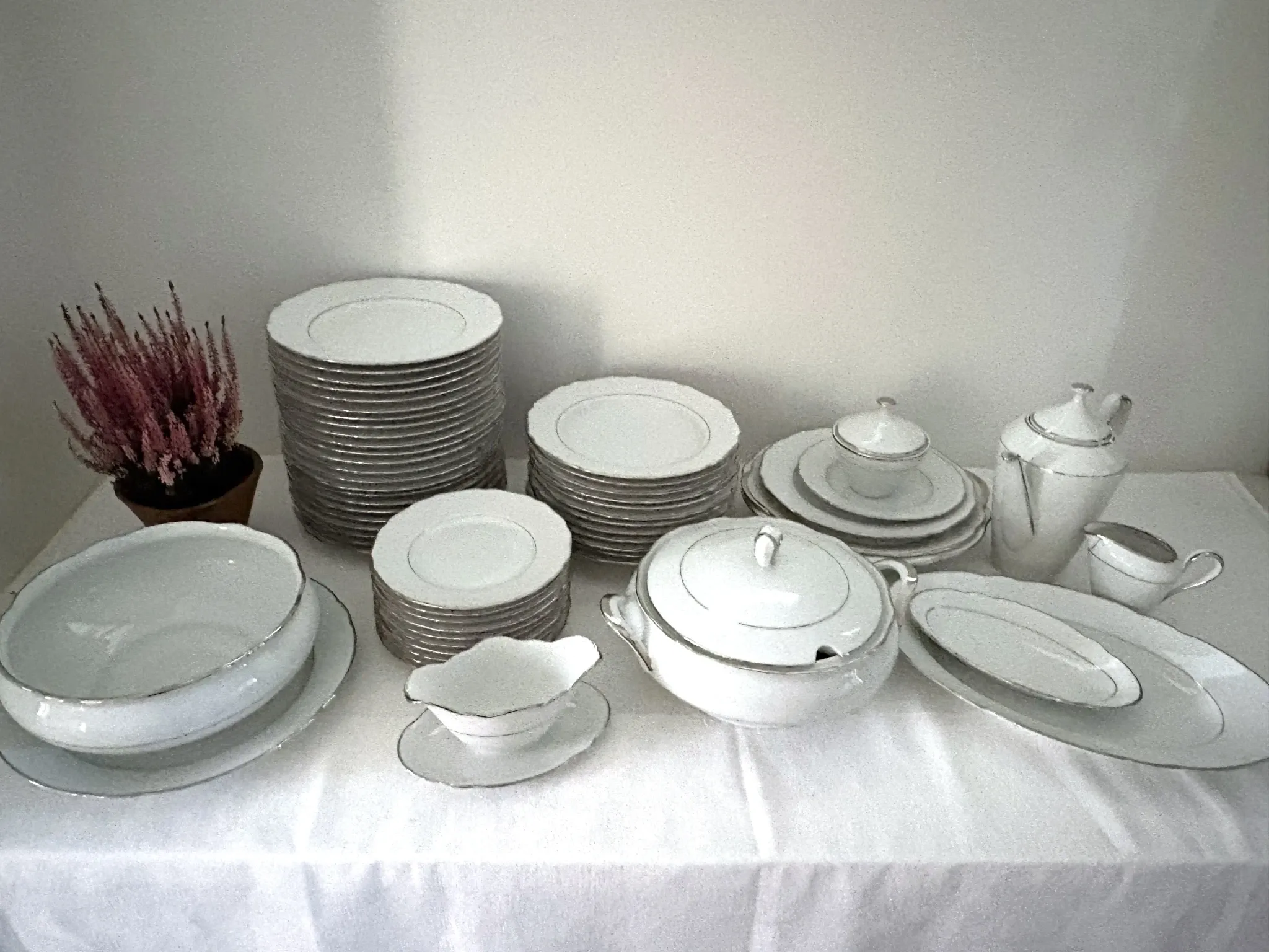 6 flat plates in white porcelain