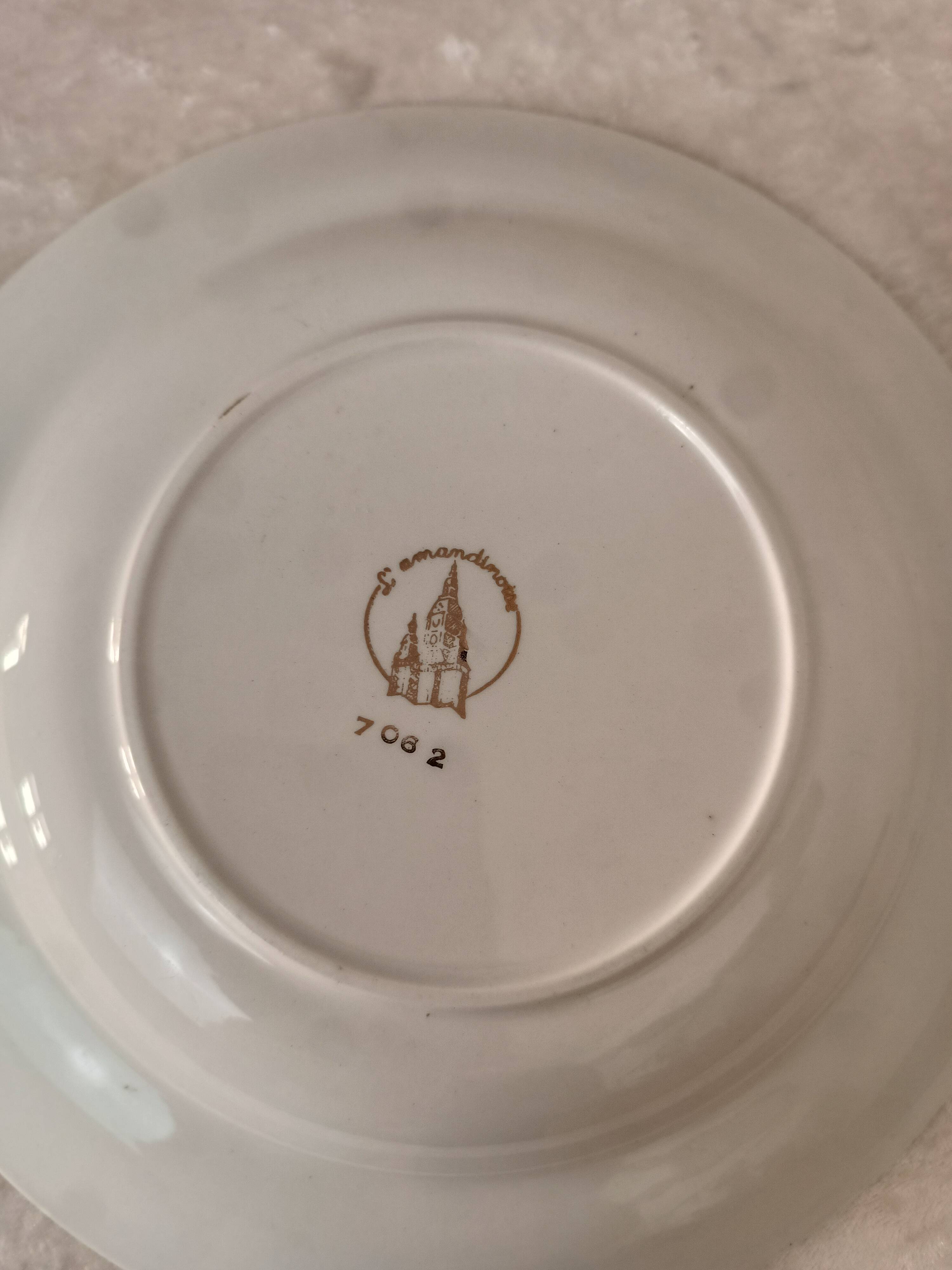 Assiette rose liseré doré L'amandinoise