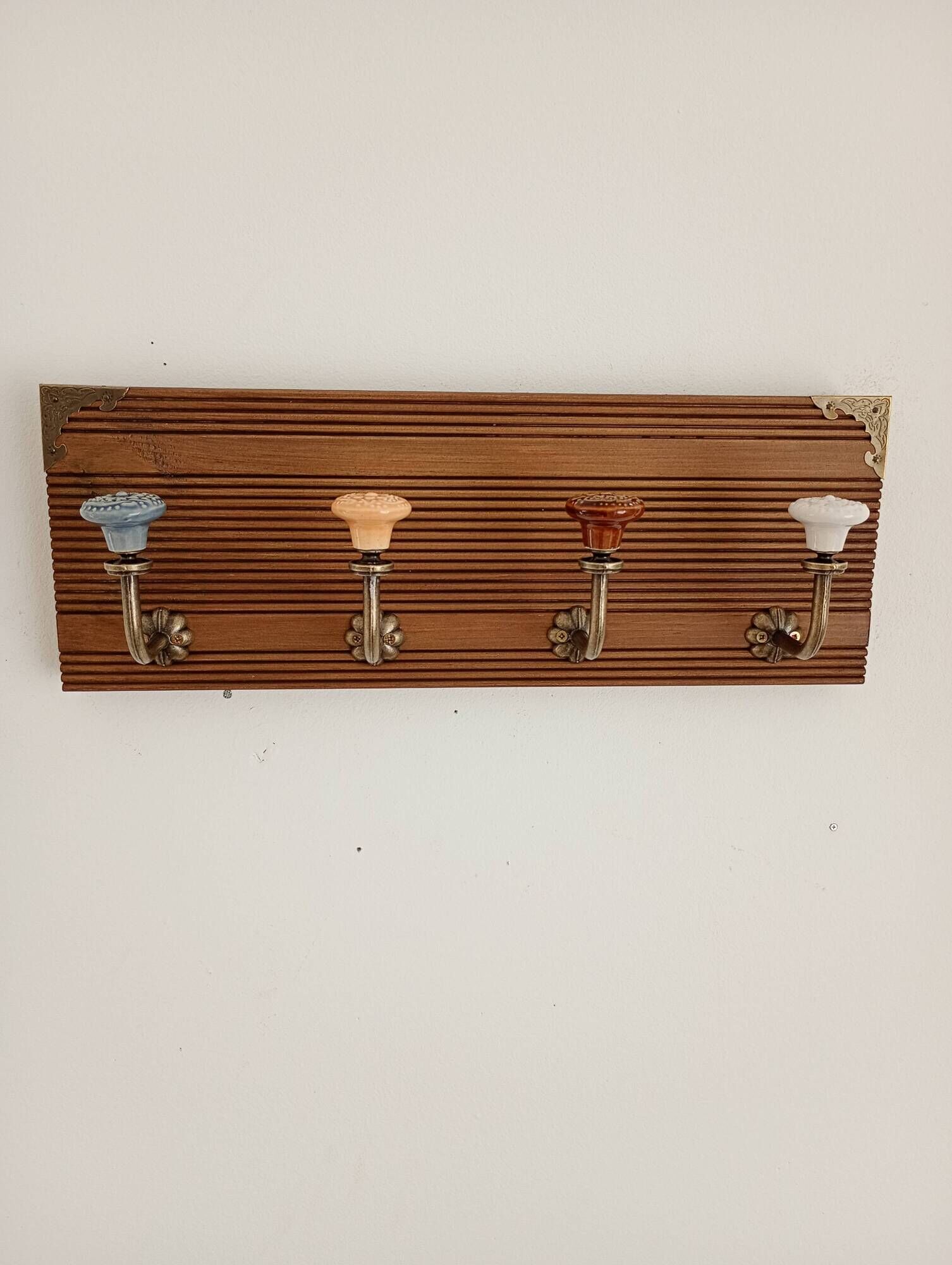 Wall-mounted coat rack – 4 multicoloured ceramic hooks in vintage style